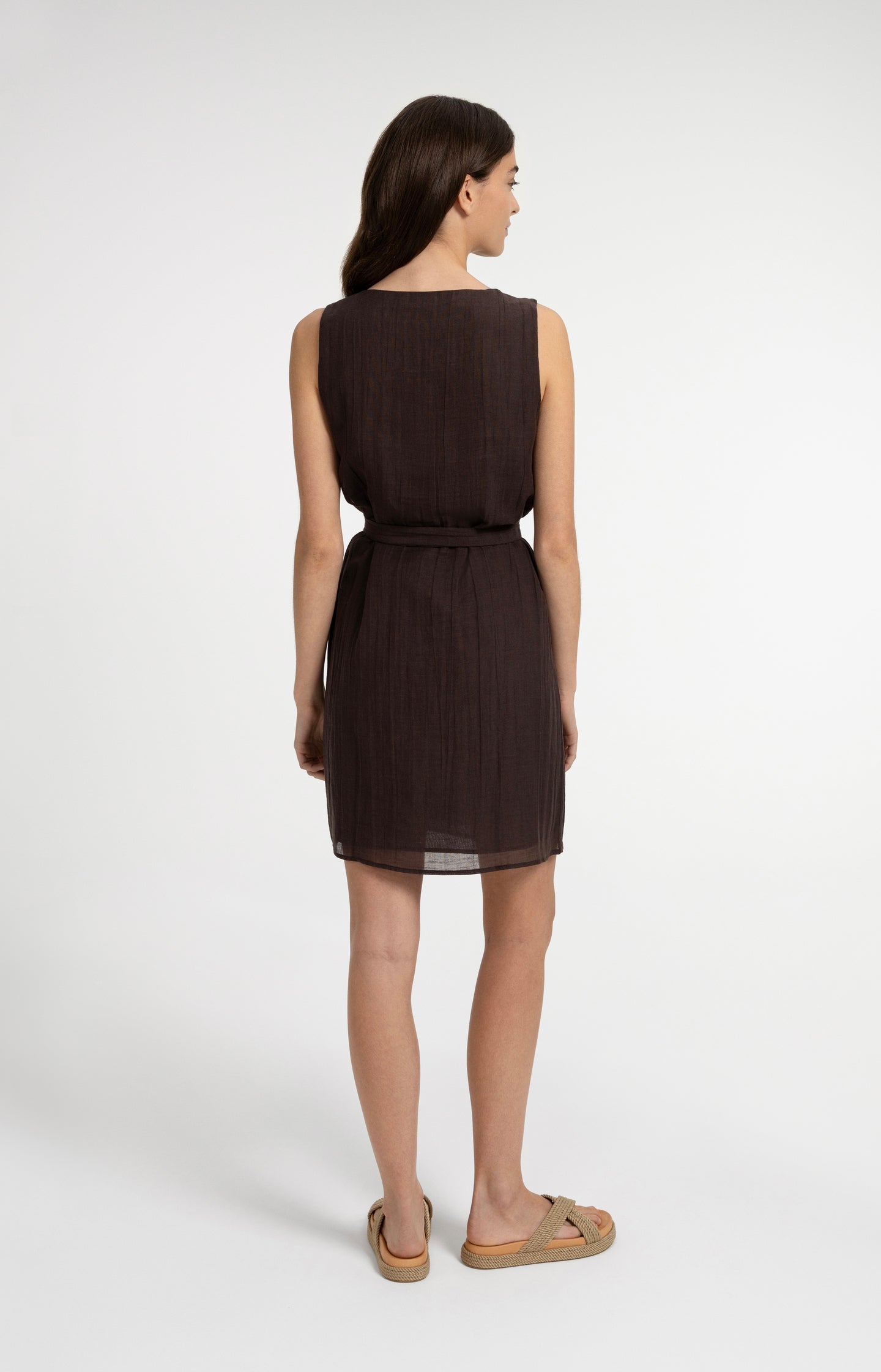 Short sleeveless dress with V-neck and belt