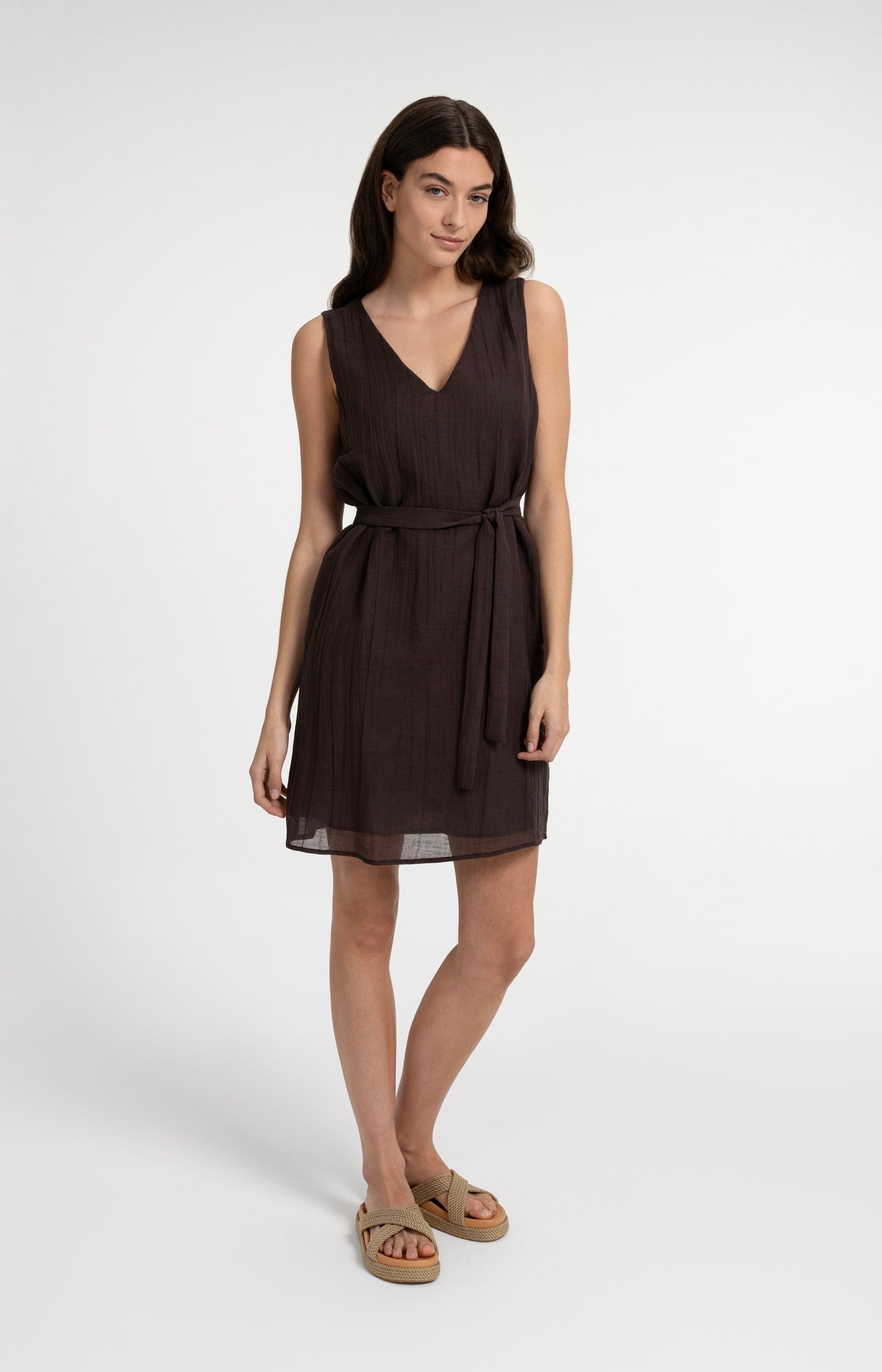Short sleeveless dress with V-neck and belt