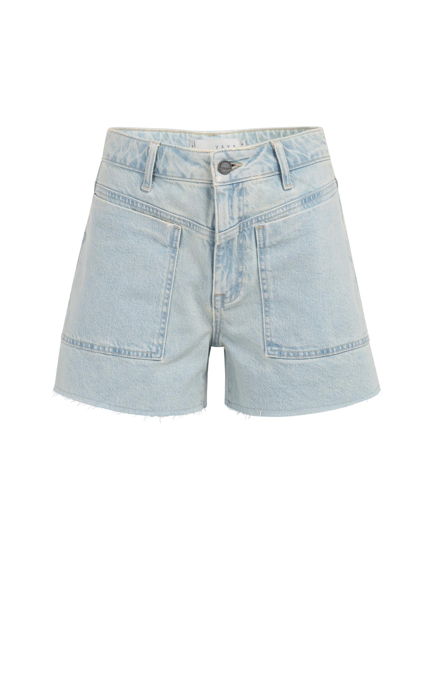 Shorts with pocket details and frayed hem - Type: product