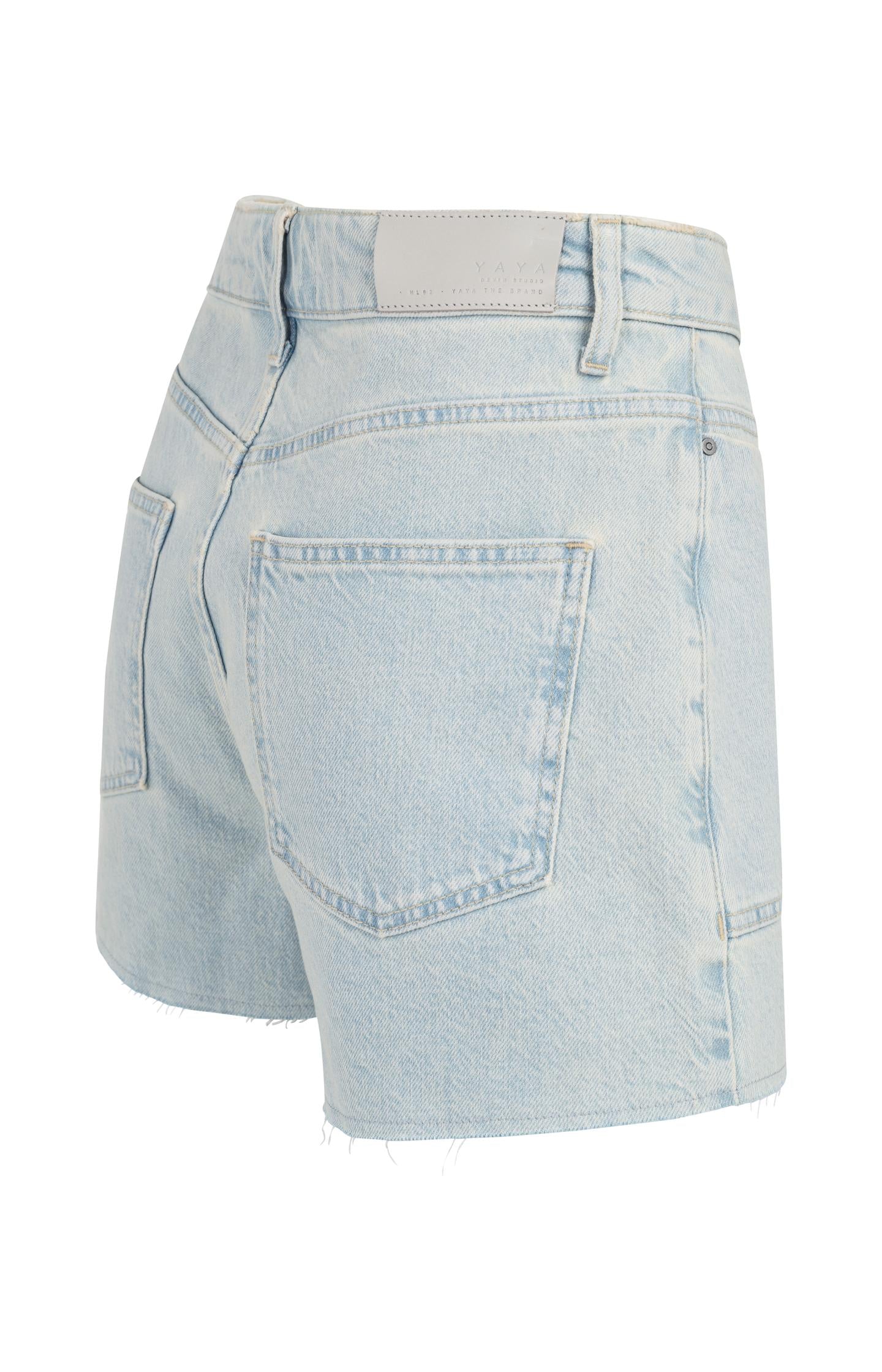 Shorts with pocket details and frayed hem