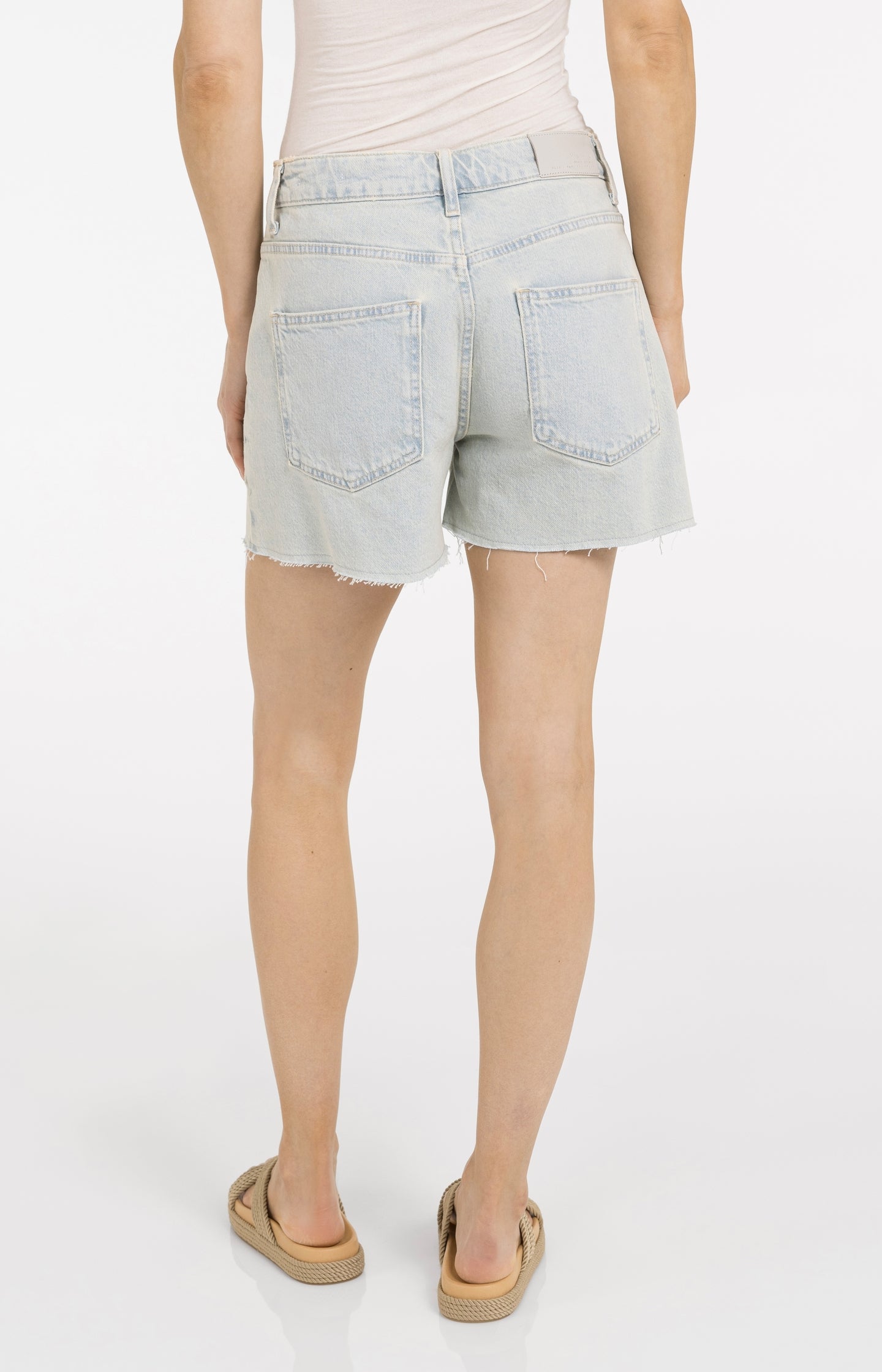 Shorts with pocket details and frayed hem