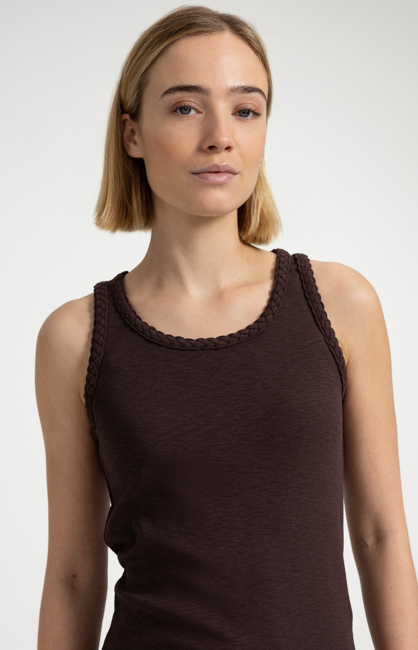 Singlet with braided trims