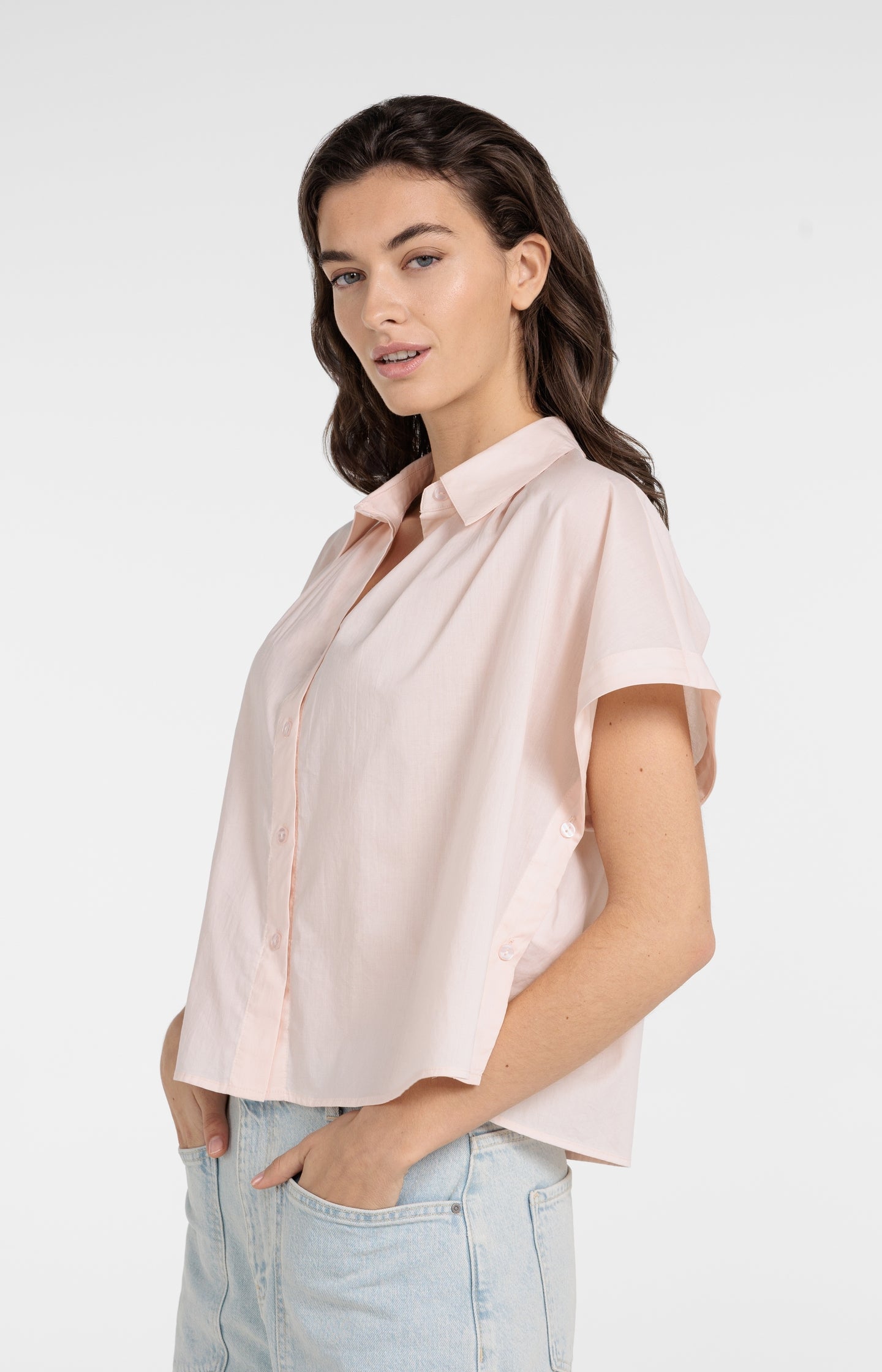 Ärmellose Bluse mit Zierknöpfen