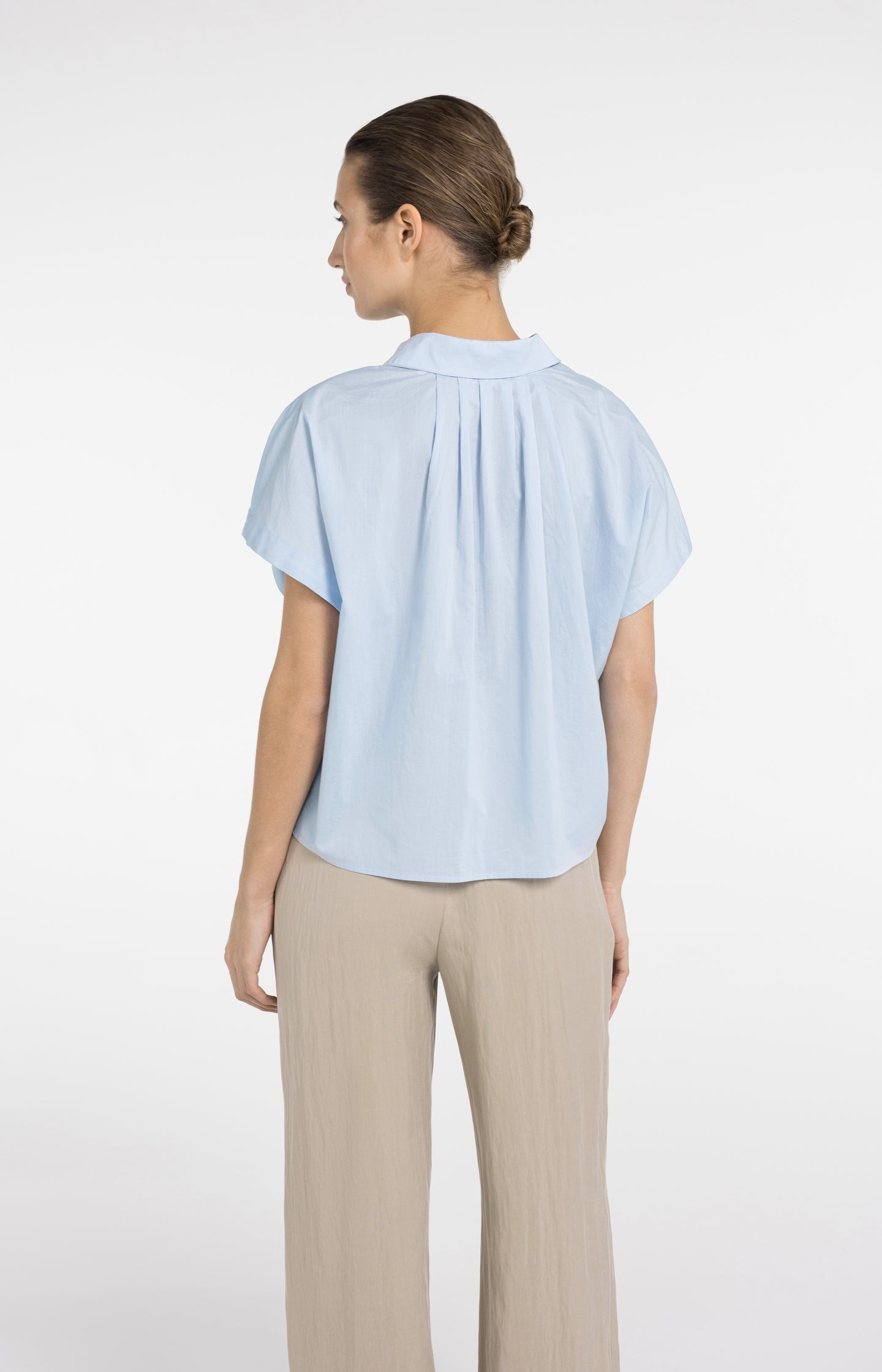 Sleeveless blouse with button details - Type: lookbook
