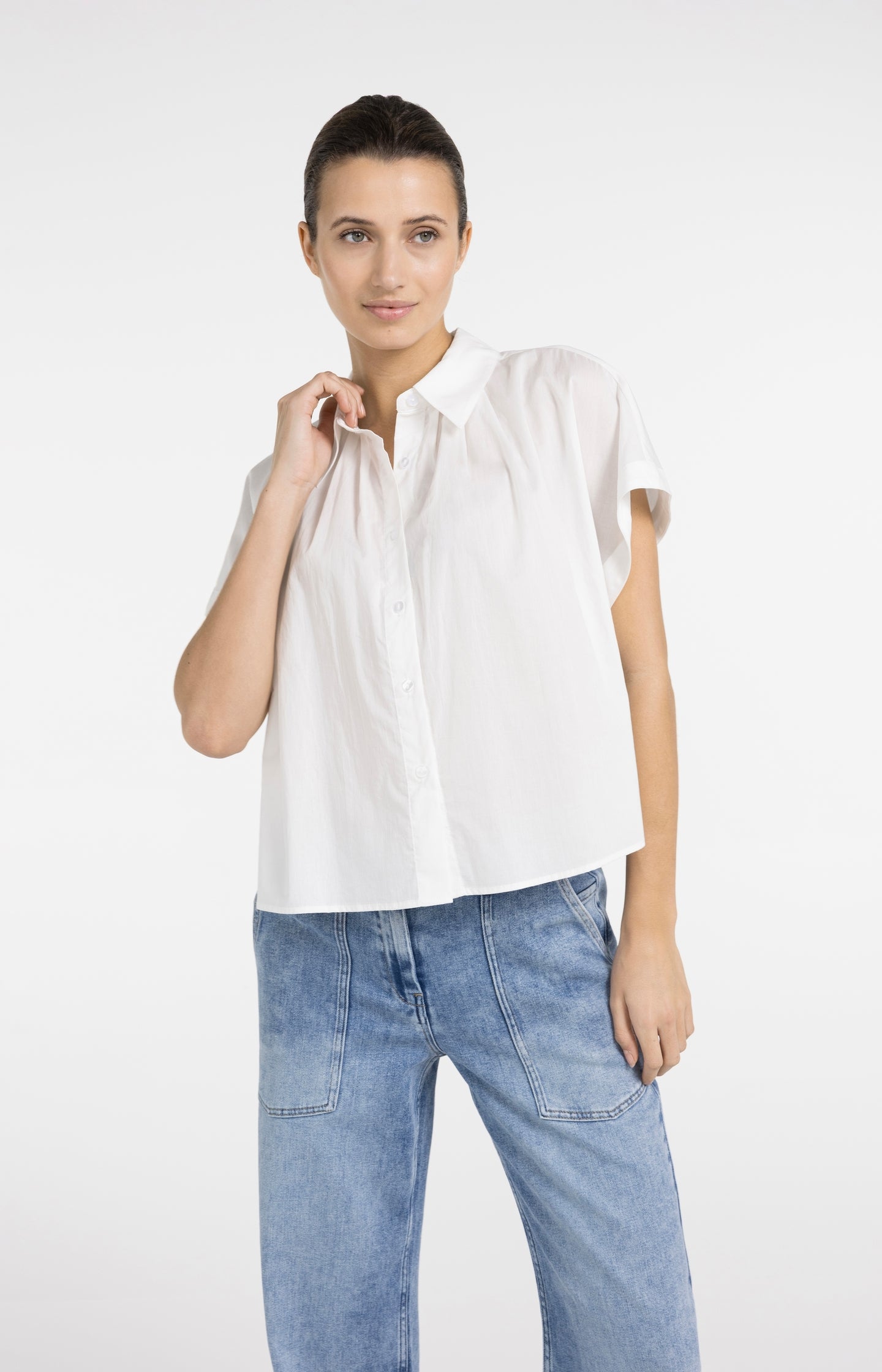 Sleeveless blouse with button details