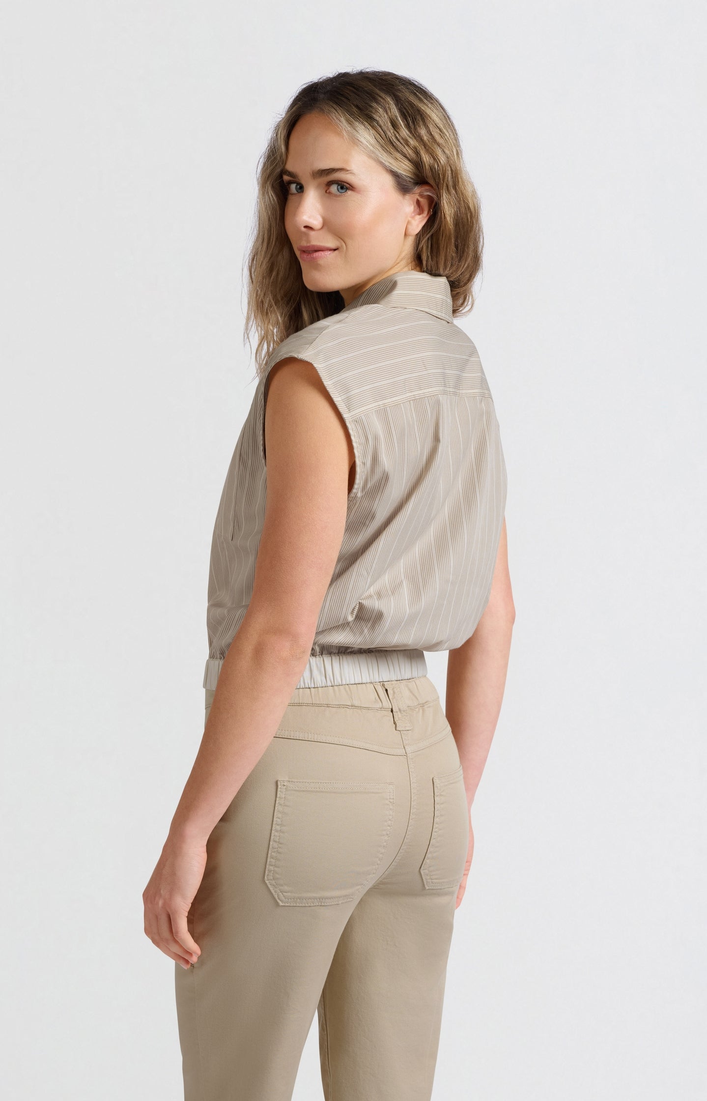 Sleeveless blouse with elastic waist and loose fit