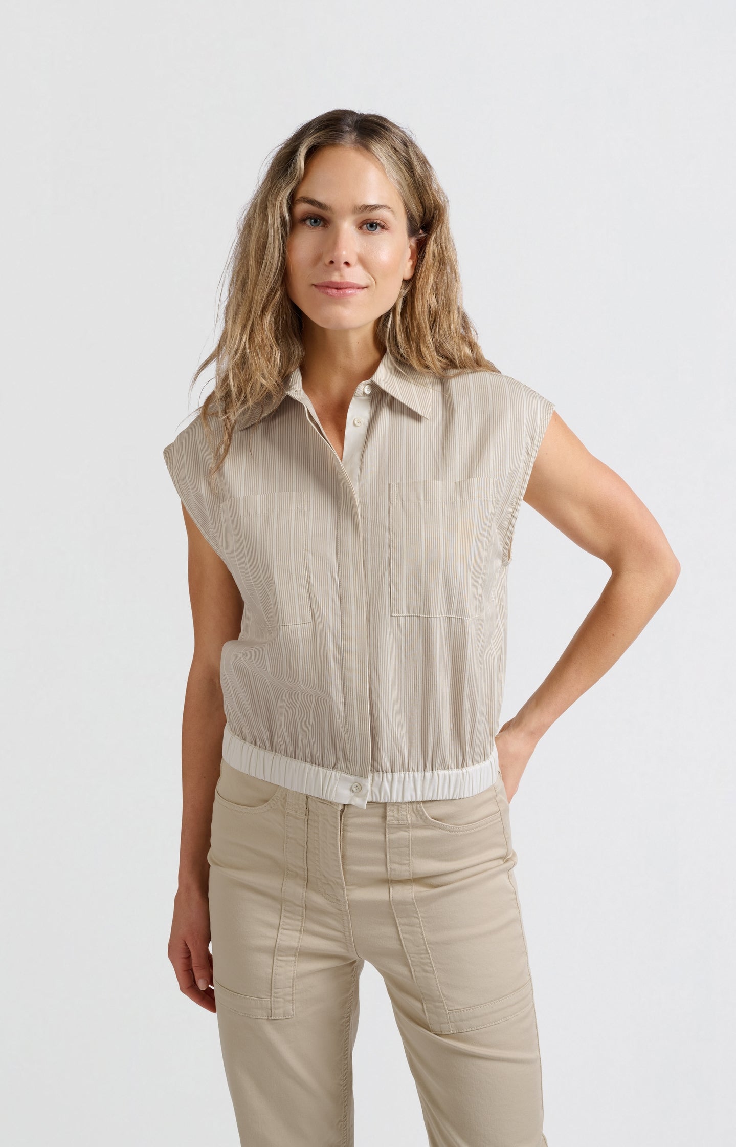 Sleeveless blouse with elastic waist and loose fit