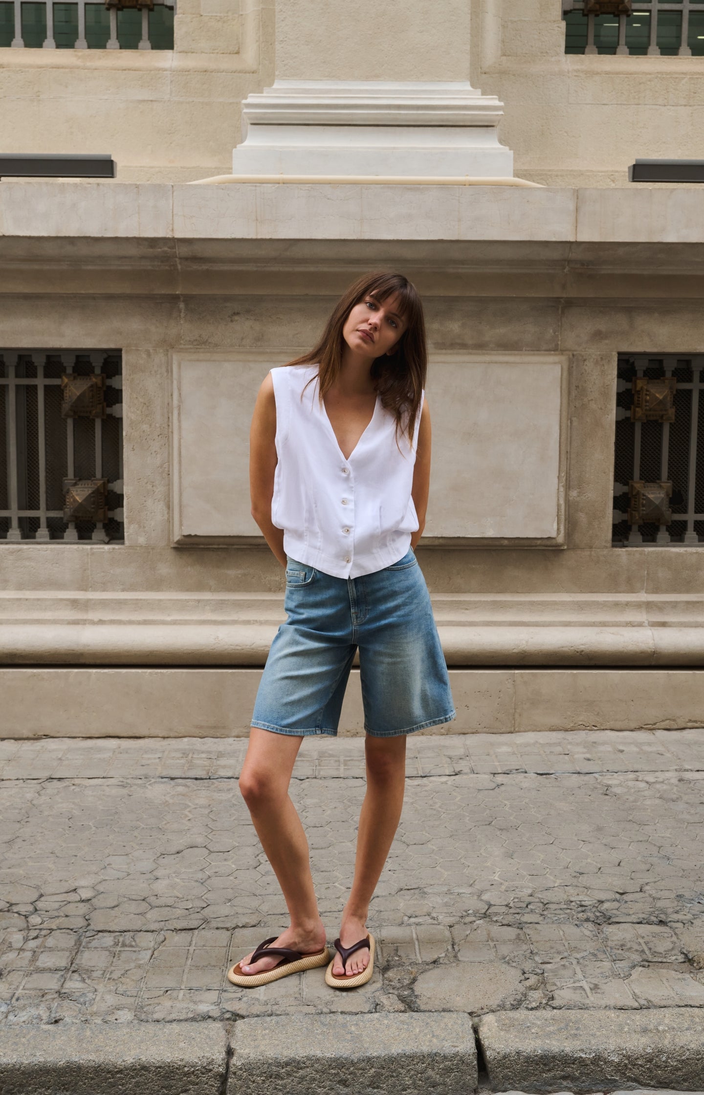 Sleeveless blouse with pleat details and elastic hem