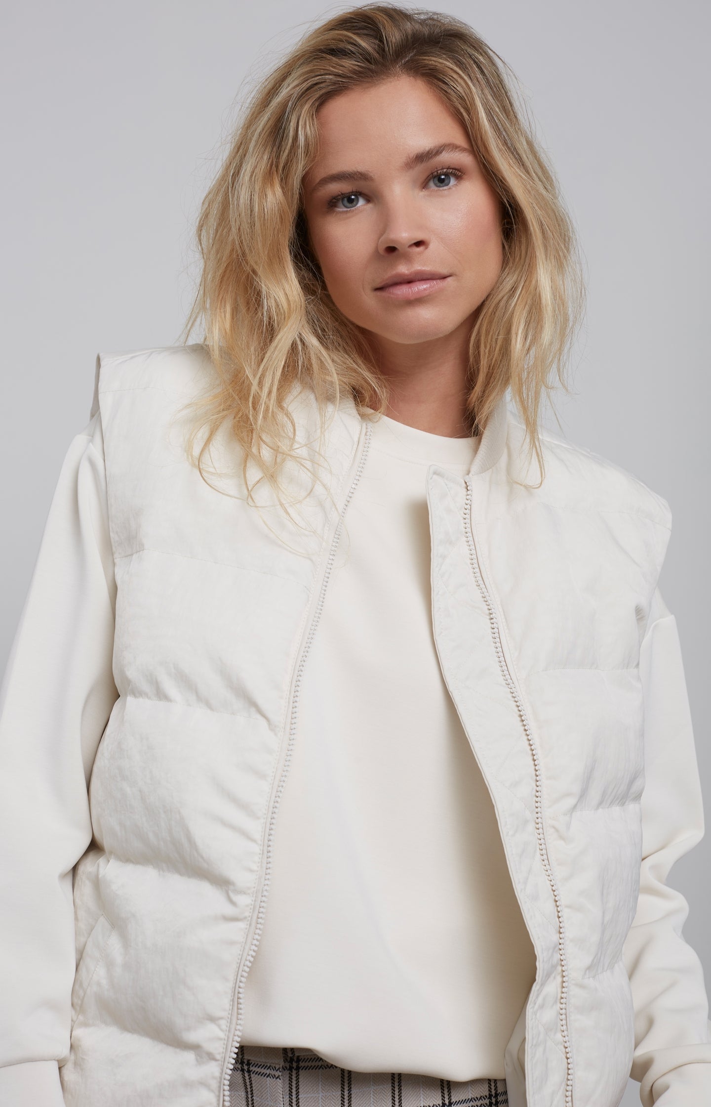 Sleeveless bomber jacket with pockets and zip closure