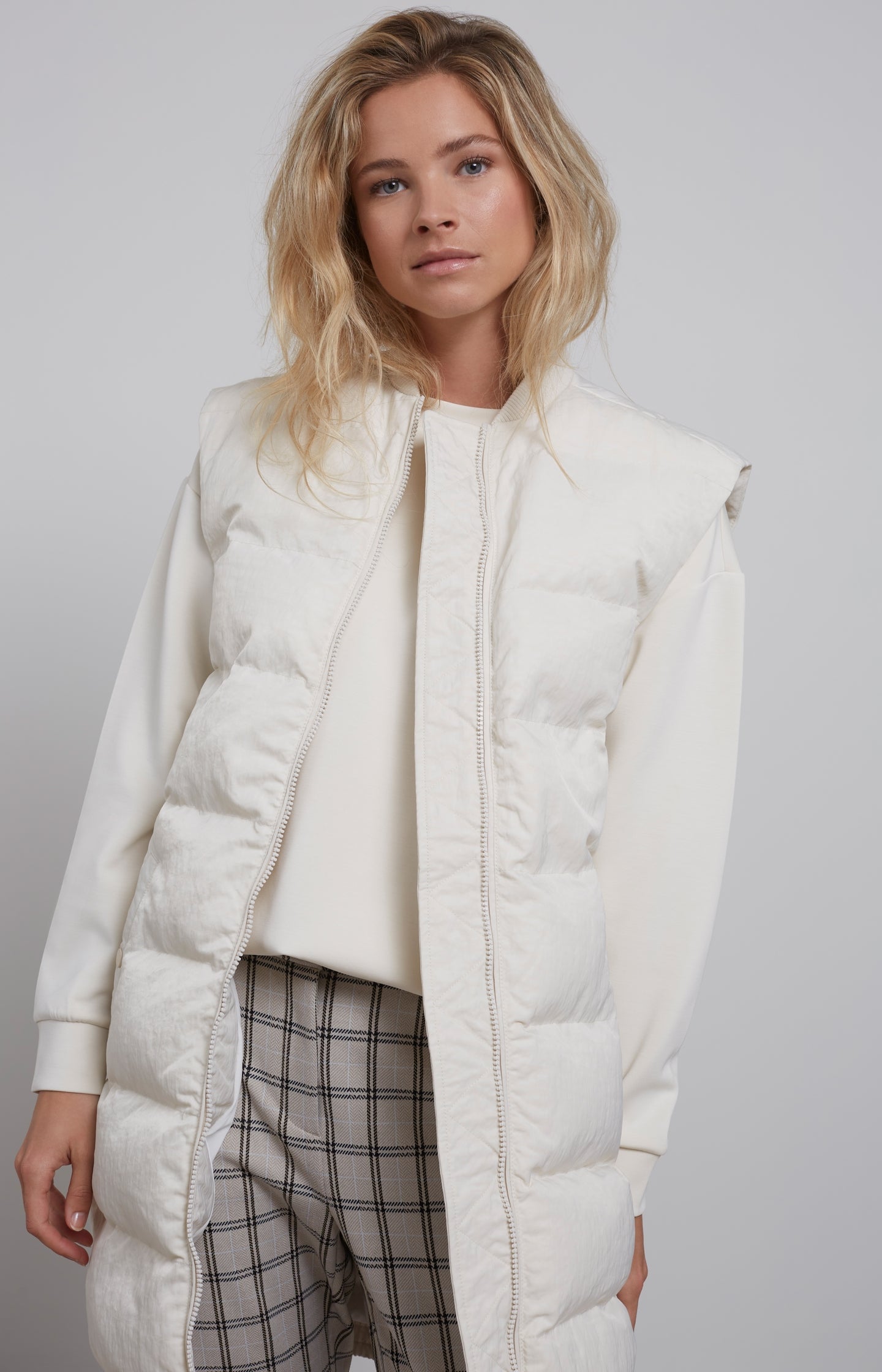 Sleeveless bomber jacket with pockets and zip closure