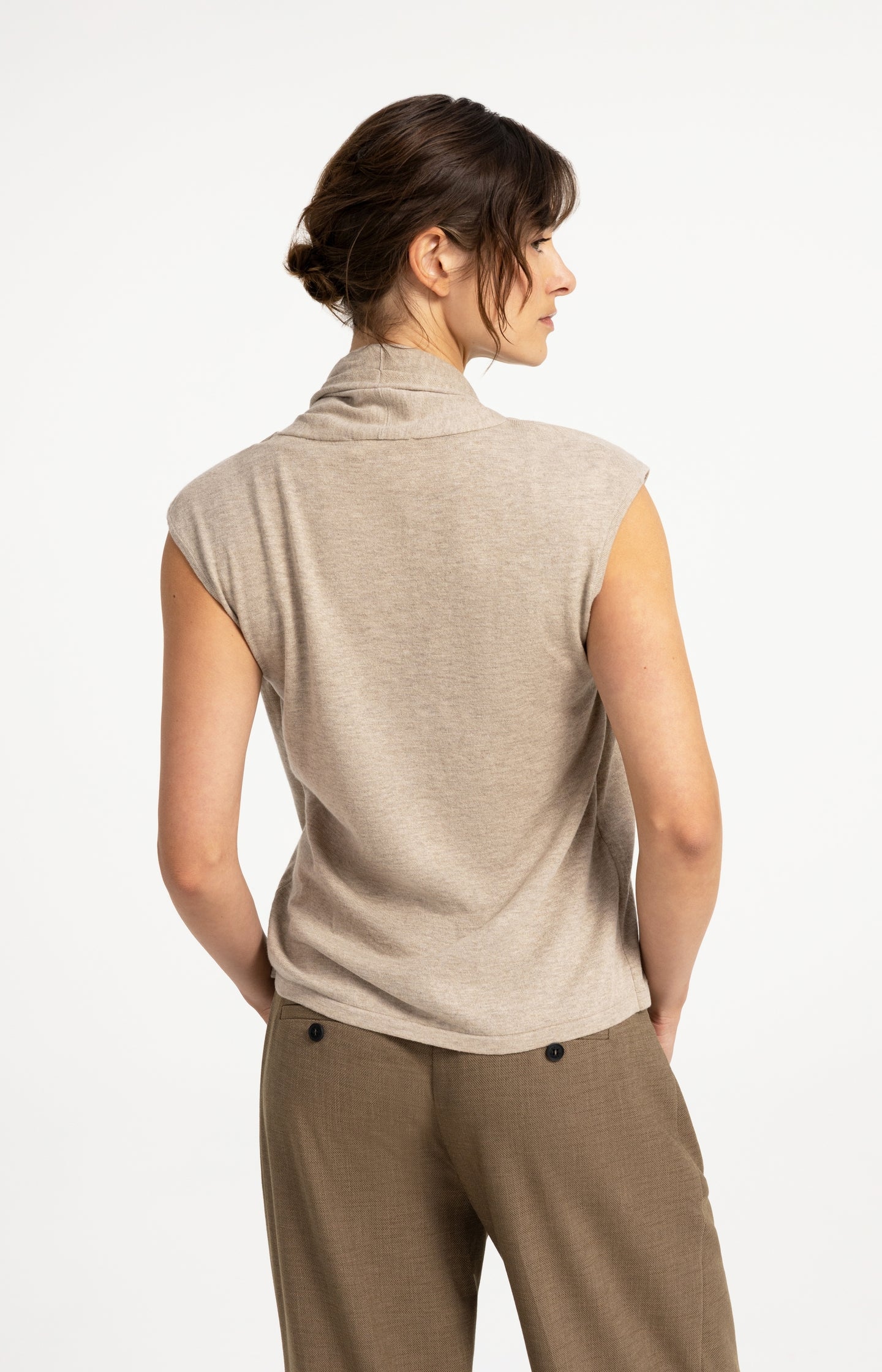 Sleeveless cardigan with double layer and buttons - Type: lookbook