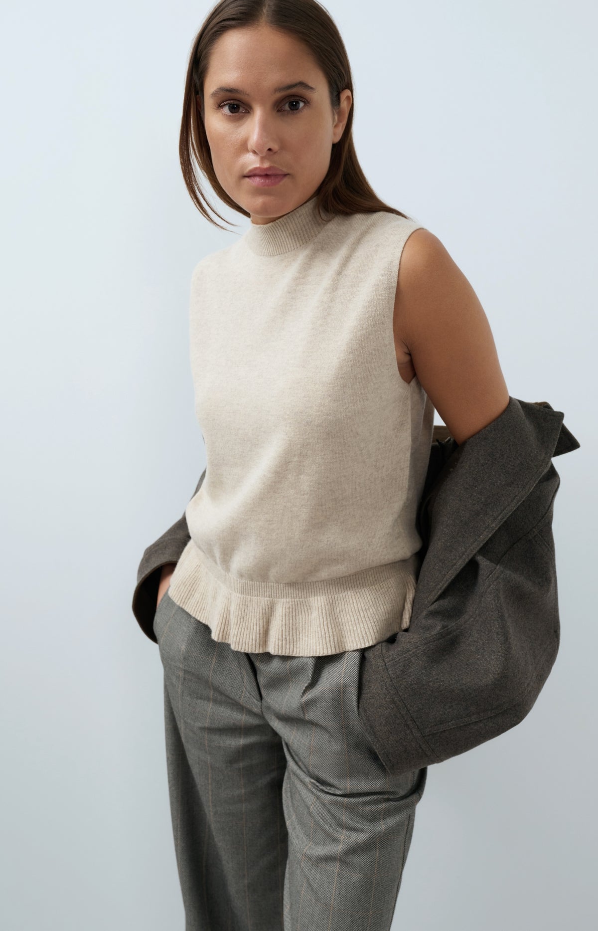 Sleeveless fine knit top with flounce hem
