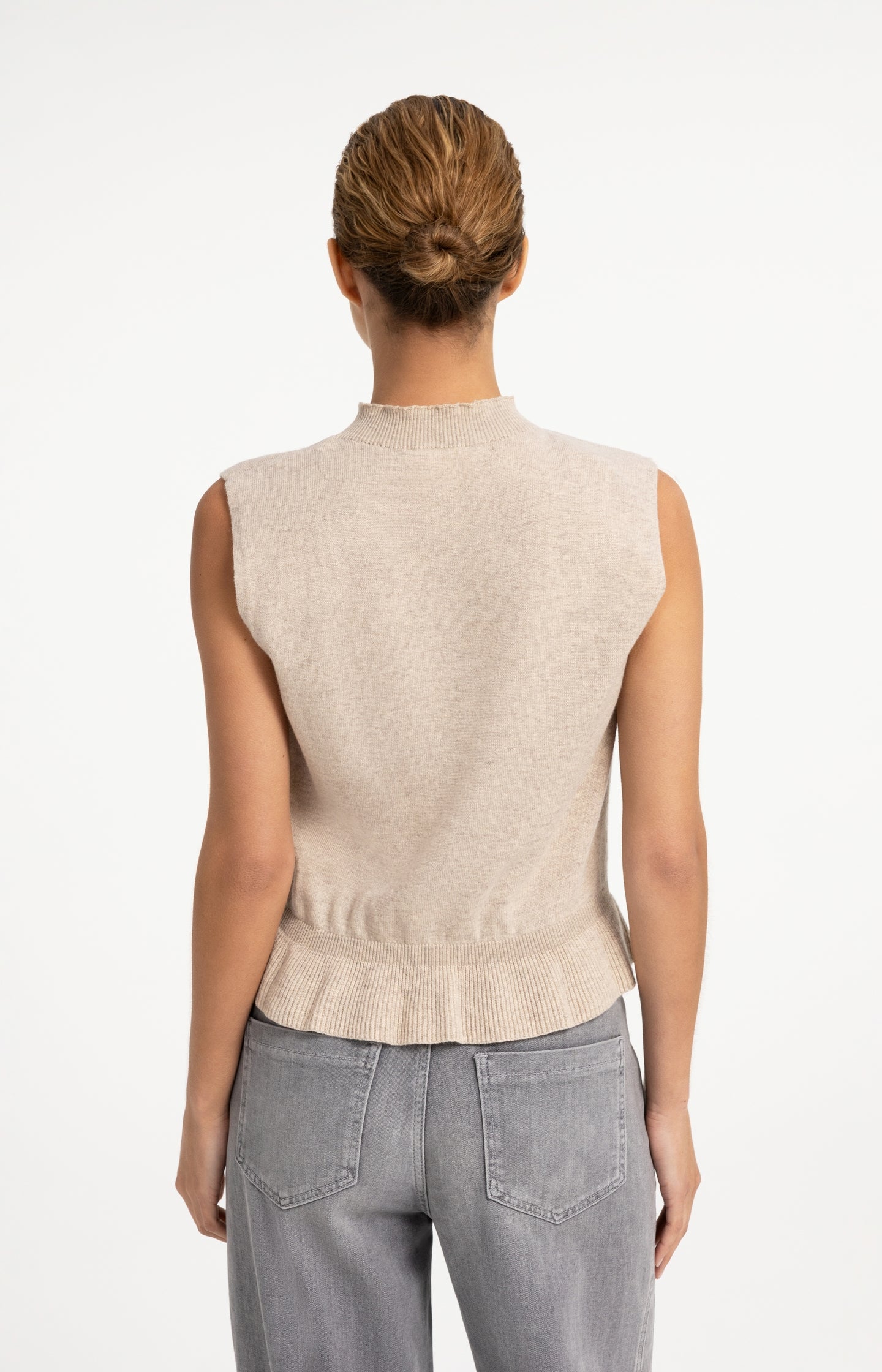 Sleeveless fine knit top with flounce hem