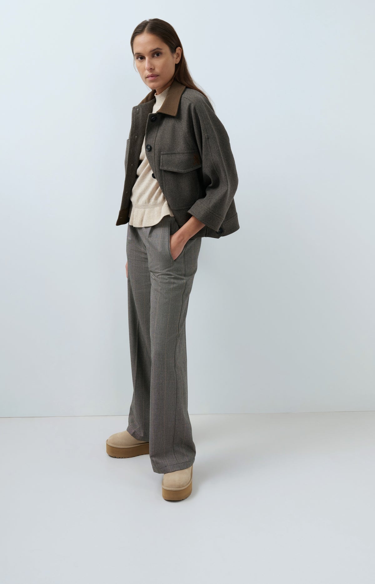 Sleeveless fine knit top with flounce hem
