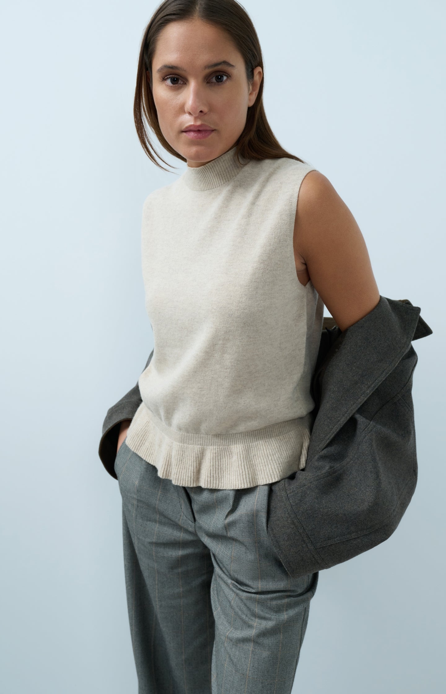 Sleeveless fine knit top with flounce hem