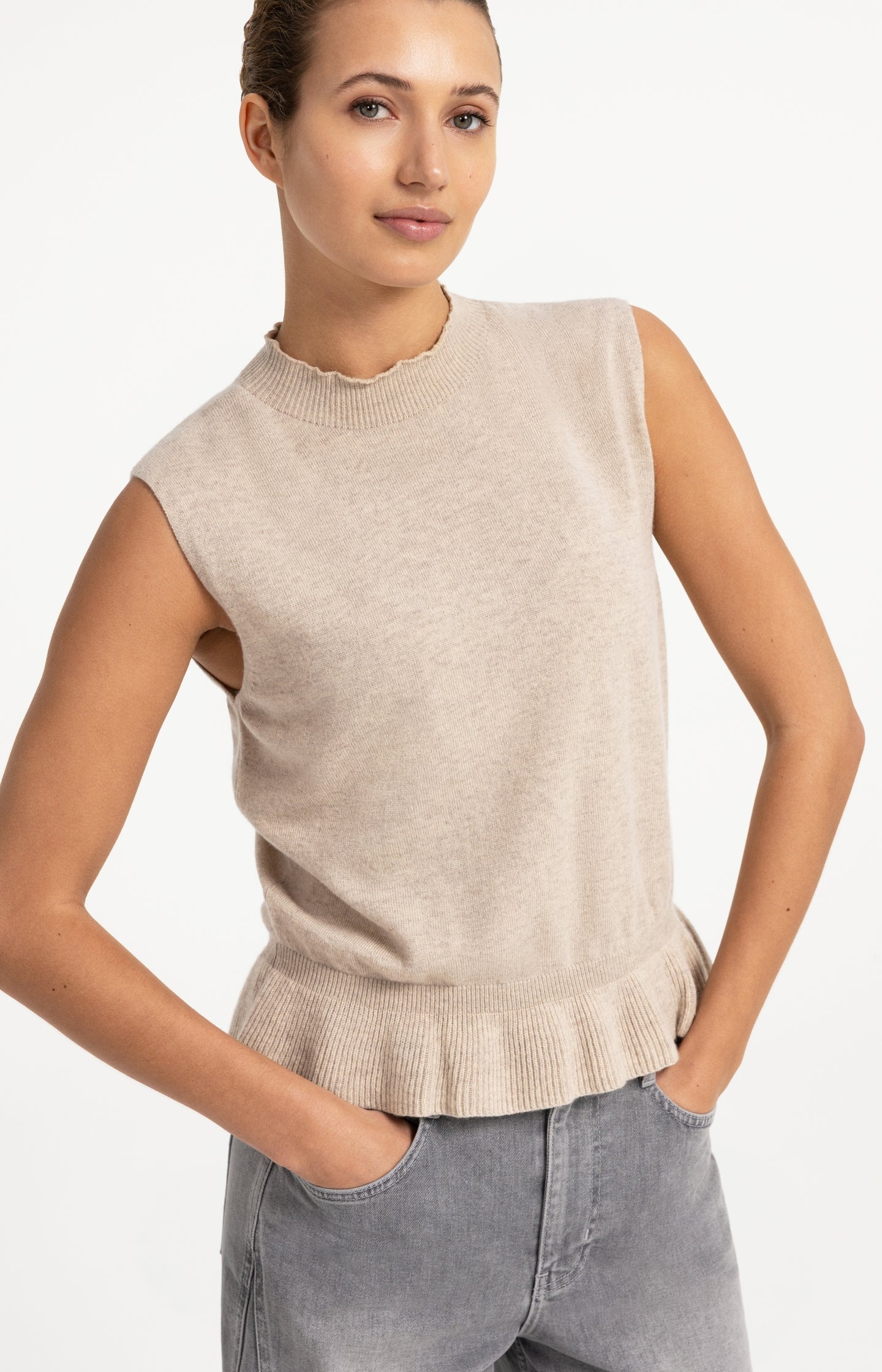 Sleeveless fine knit top with flounce hem