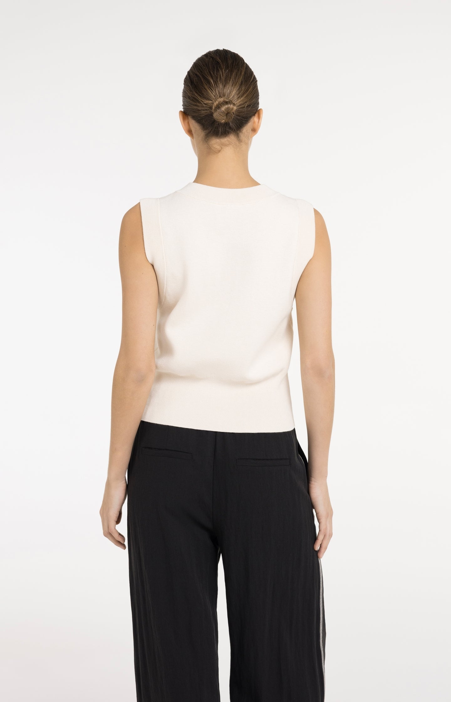 Sleeveless fine knitted cardigan with button closure