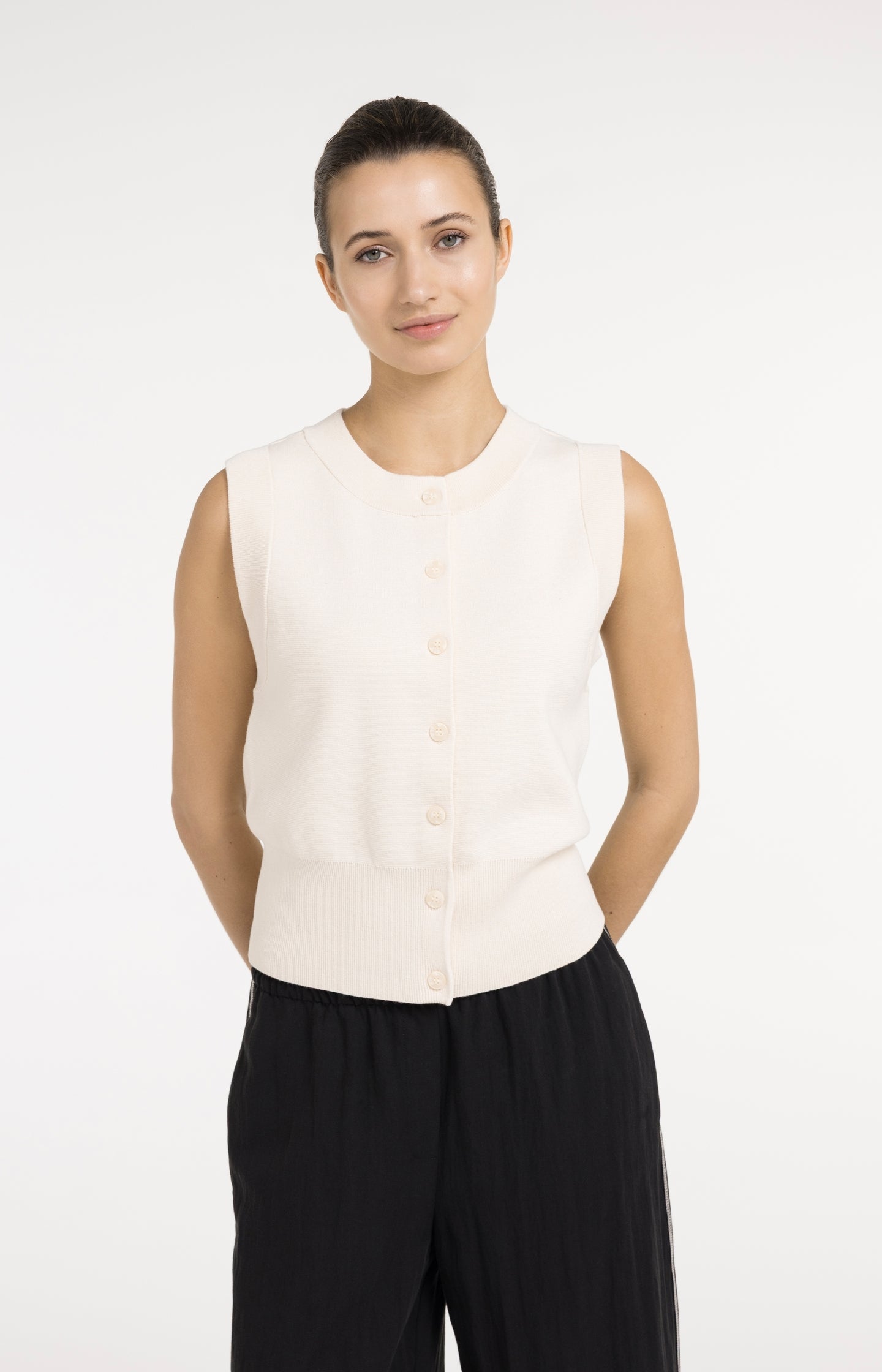 Sleeveless fine knitted cardigan with button closure