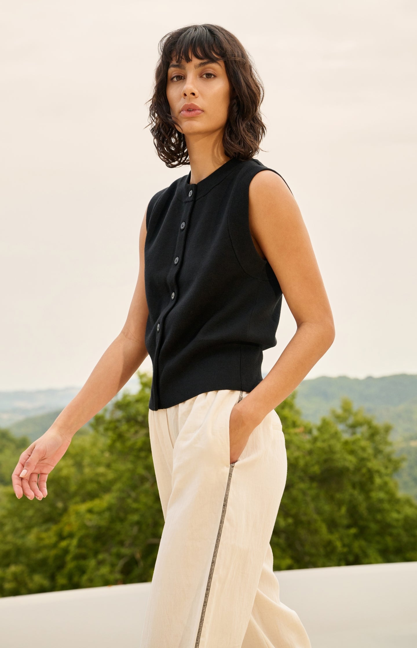 Sleeveless fine knitted cardigan with button closure