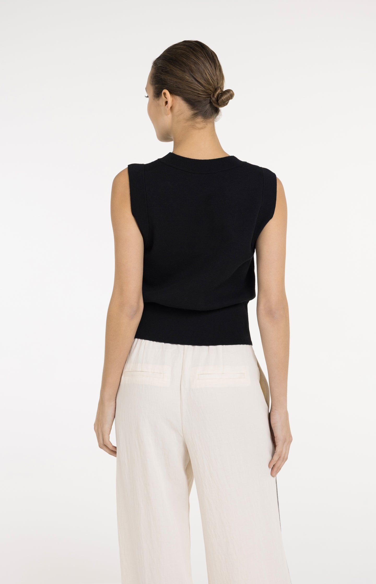 Sleeveless fine knitted cardigan with button closure