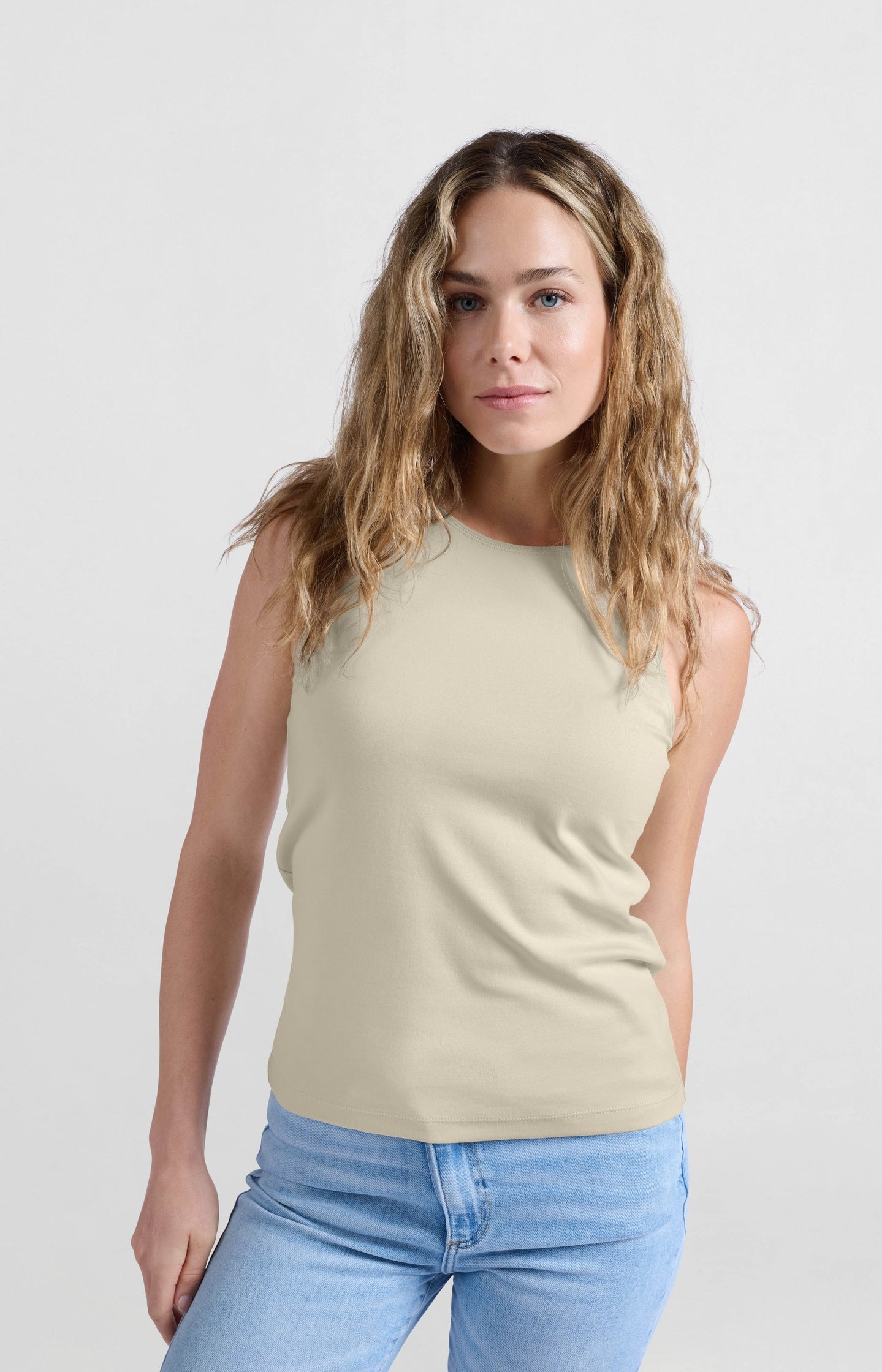 Sleeveless halter top with fitted fit - Type: lookbook