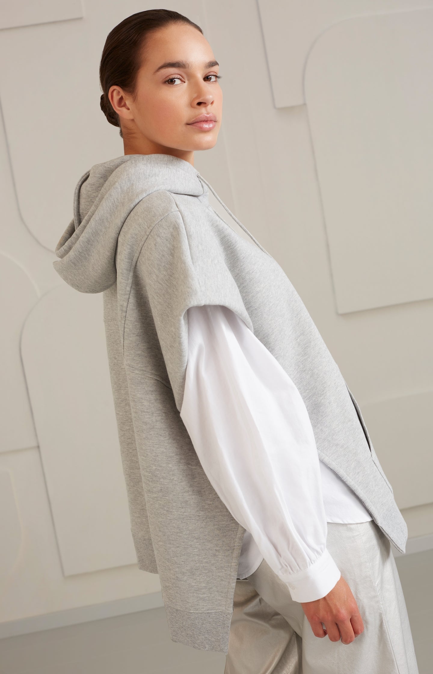 Sleeveless hoodie with pockets and drawstring in wide fit