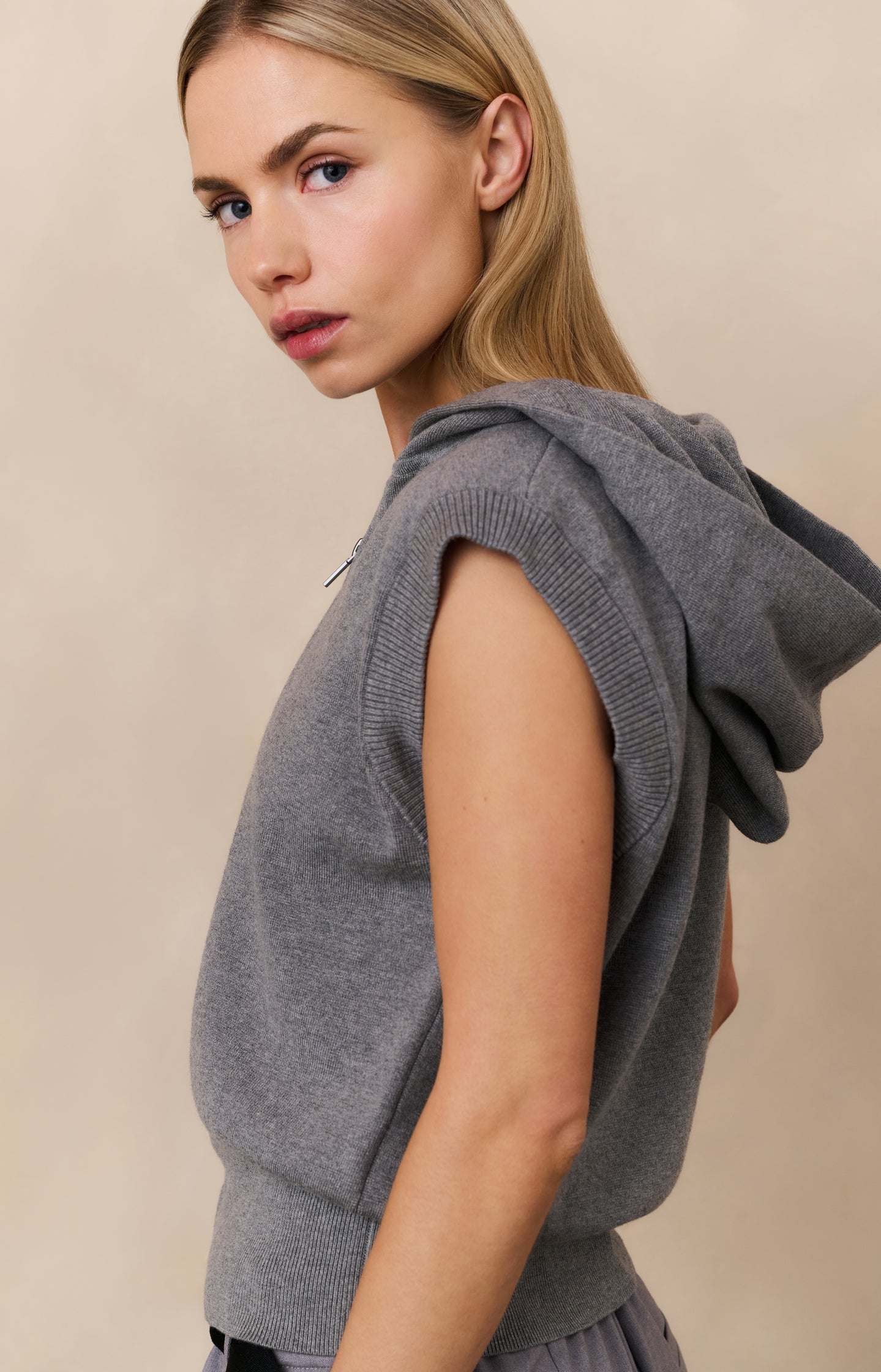 Sleeveless hoodie with zipper and hood
