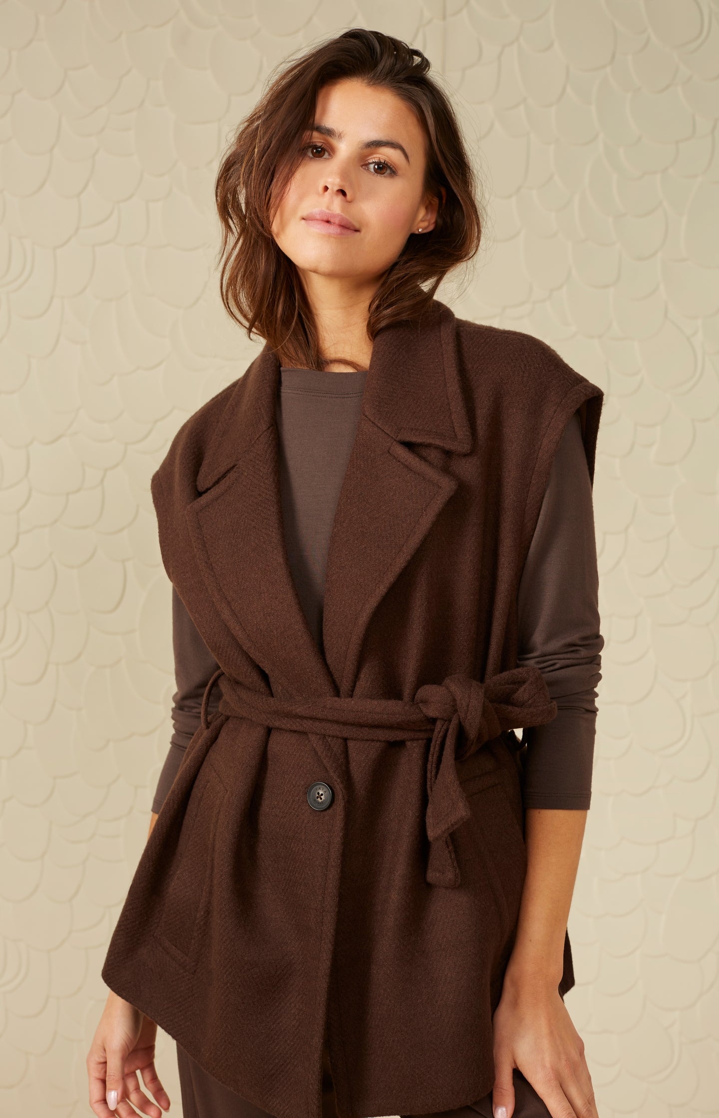 Sleeveless jacket with pockets, belt and herringbone pattern