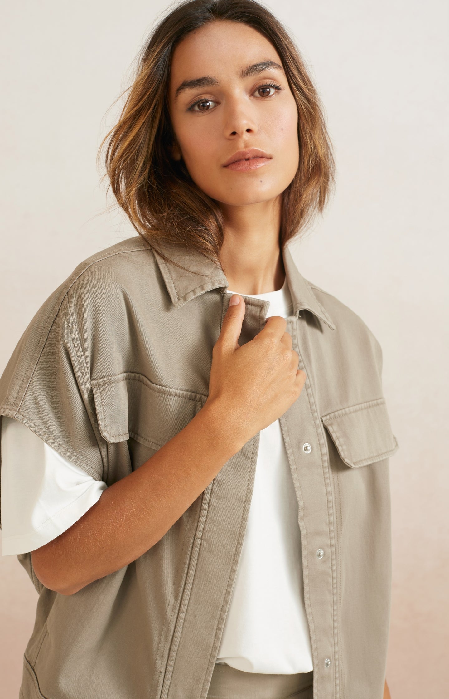 Sleeveless jacket with pockets, buttons and drawstring