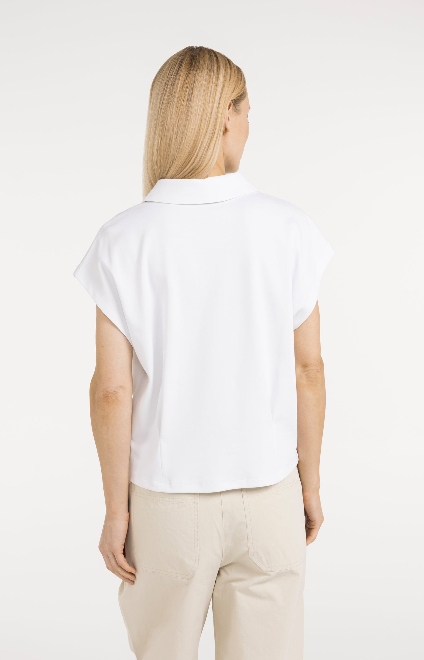 Sleeveless jersey blouse with tailored seams