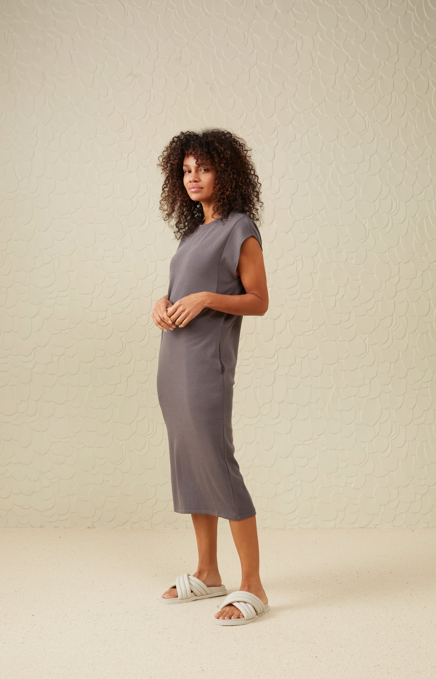 Sleeveless jersey dress with round neck, pockets and a slit - Type: lookbook
