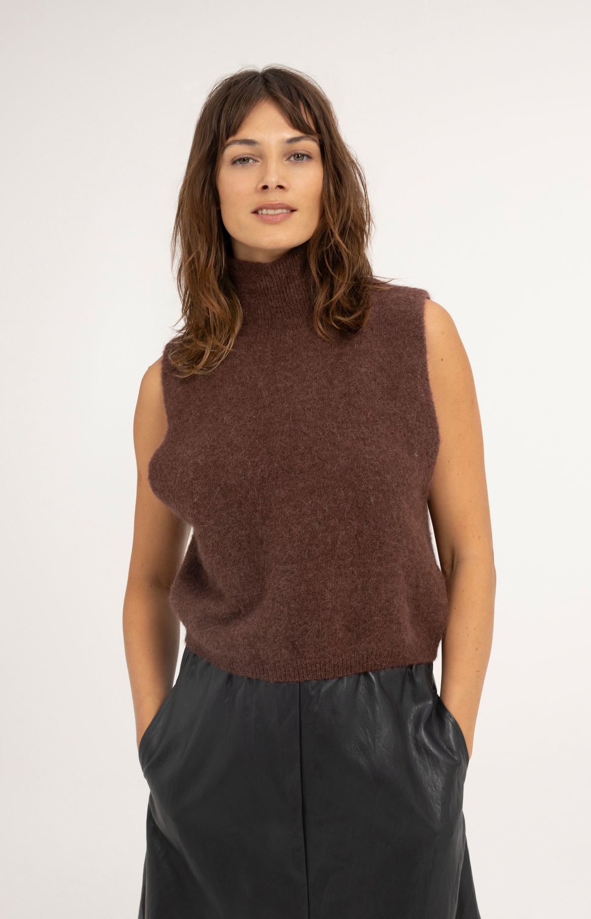 Sleeveless knitted sweater with high neck - Bitter Chocolate Red