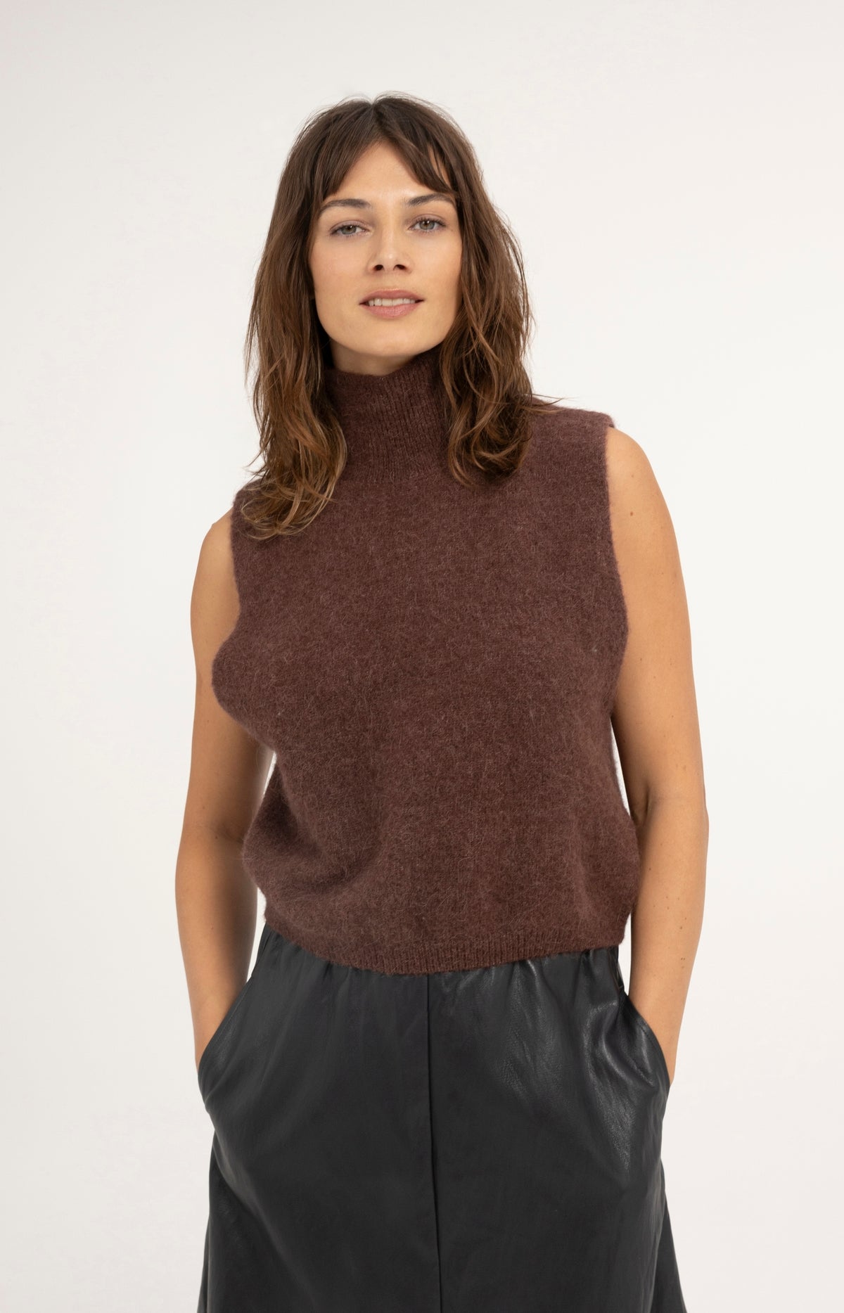 Sleeveless knitted sweater with high neck - Red