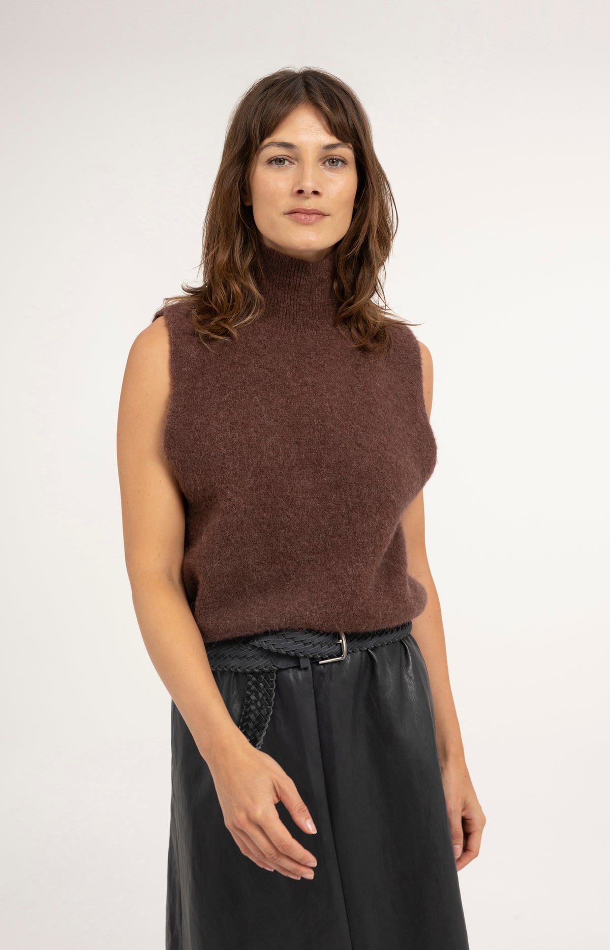 Sleeveless knitted sweater with high neck - Red