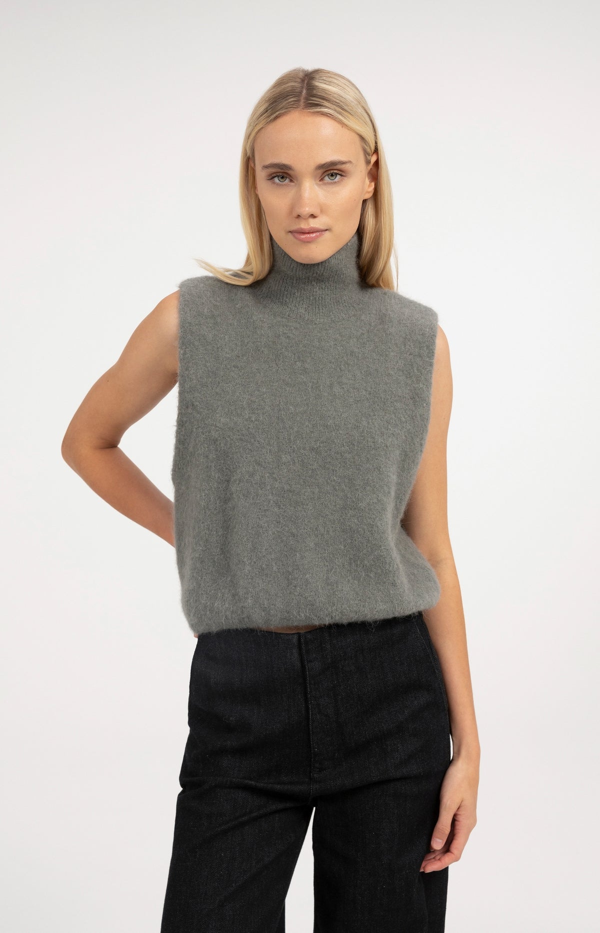 Sleeveless knitted sweater with high neck - Type: lookbook