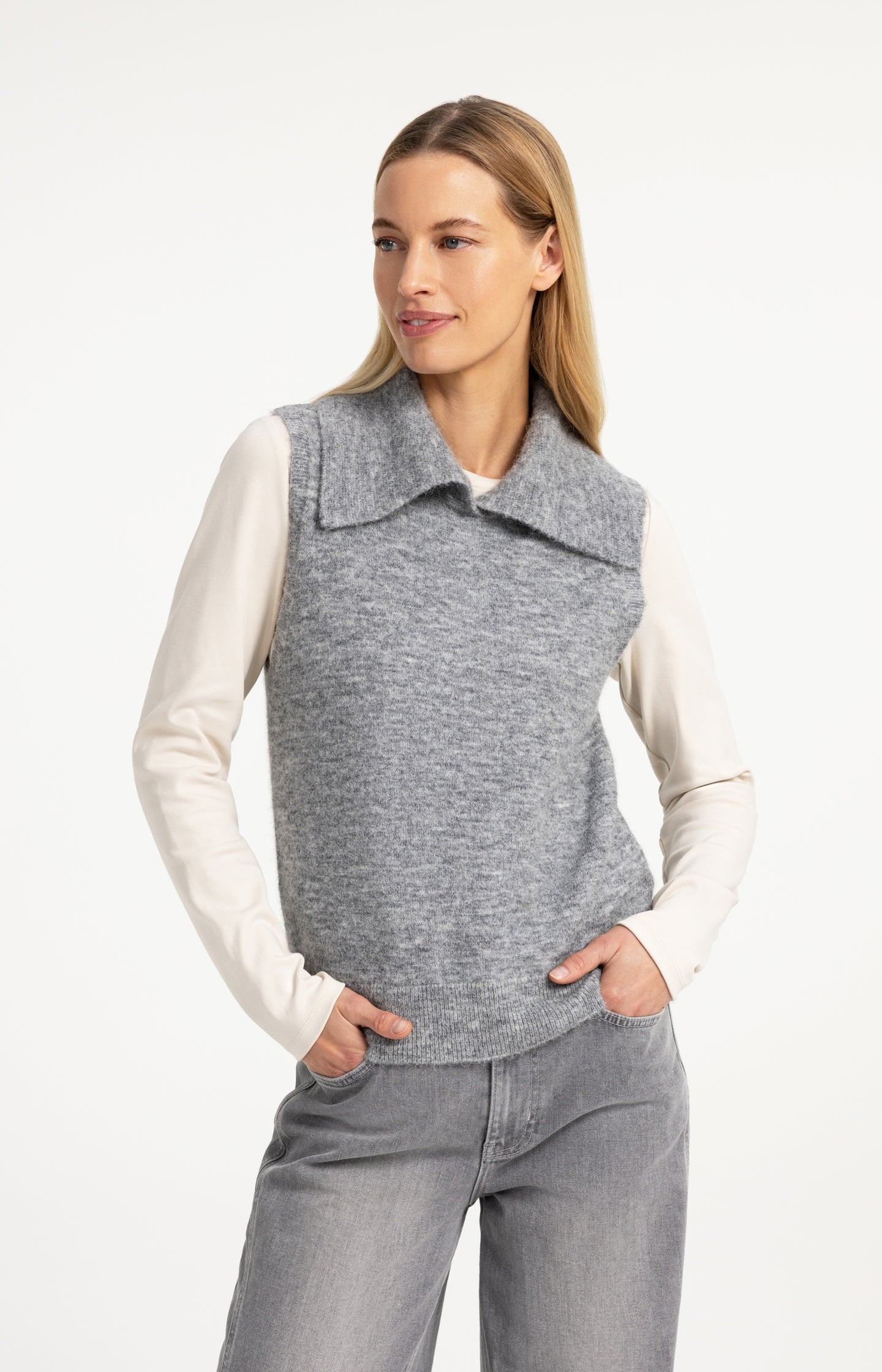 Sleeveless knitted top with collar - Type: lookbook