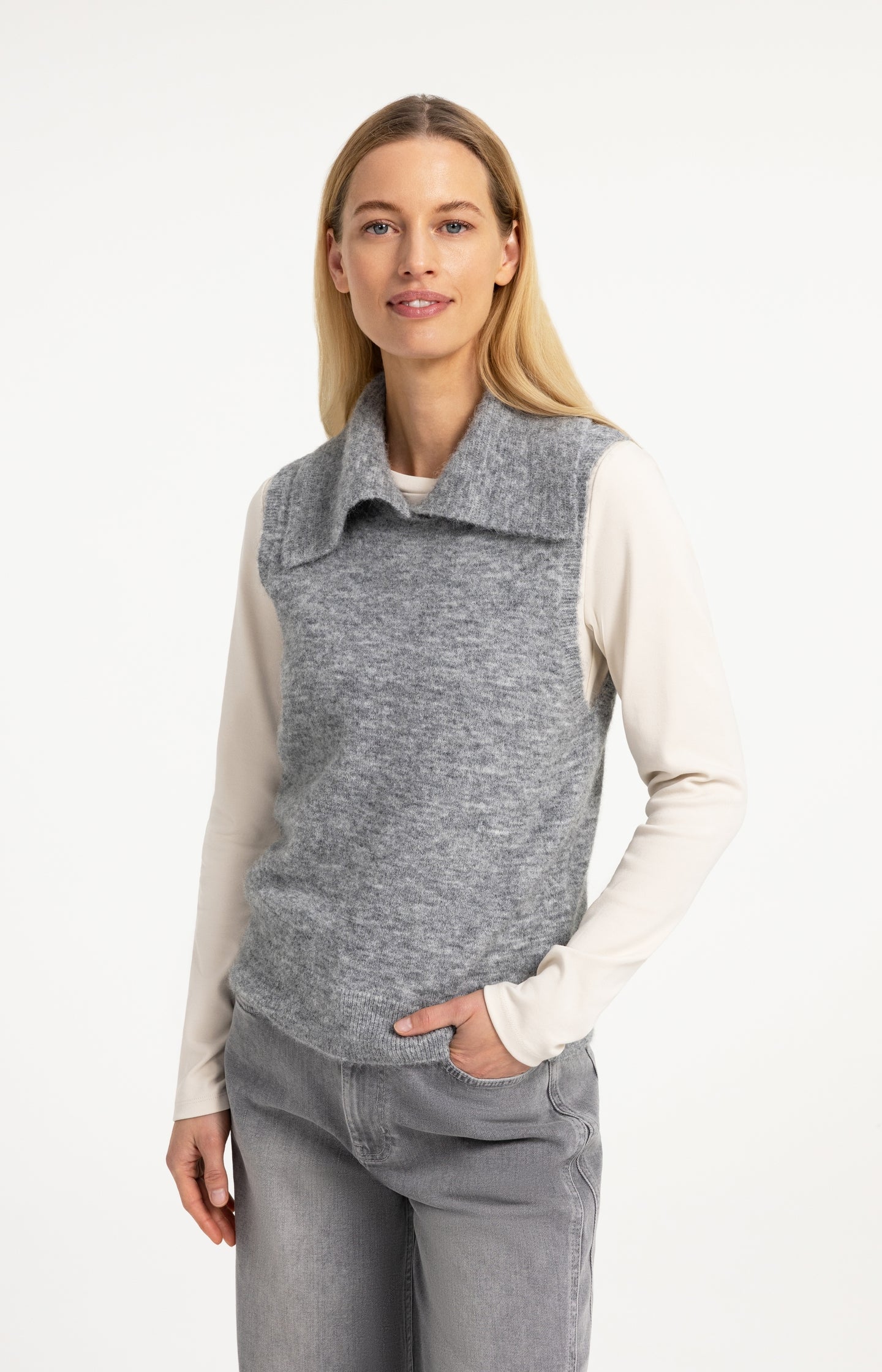 Sleeveless knitted top with collar - Type: lookbook
