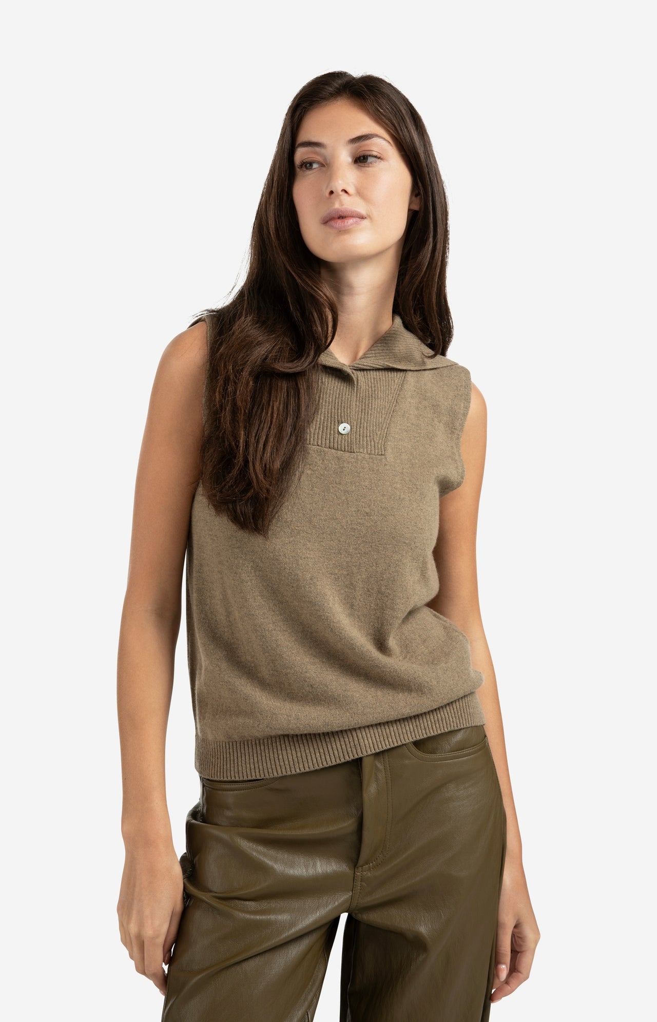 Sleeveless knitted top with collar and button placket