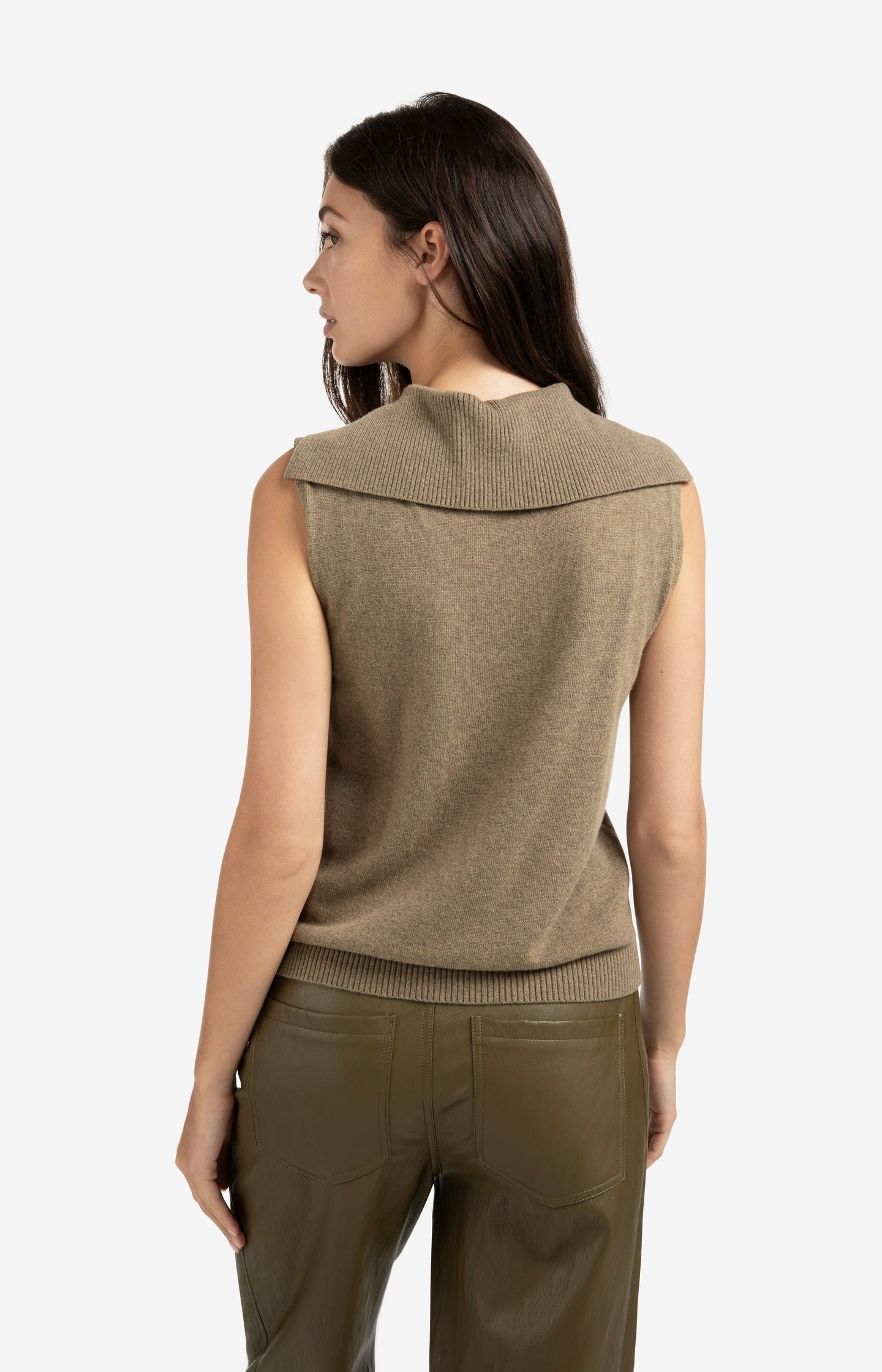 Sleeveless knitted top with collar and button placket