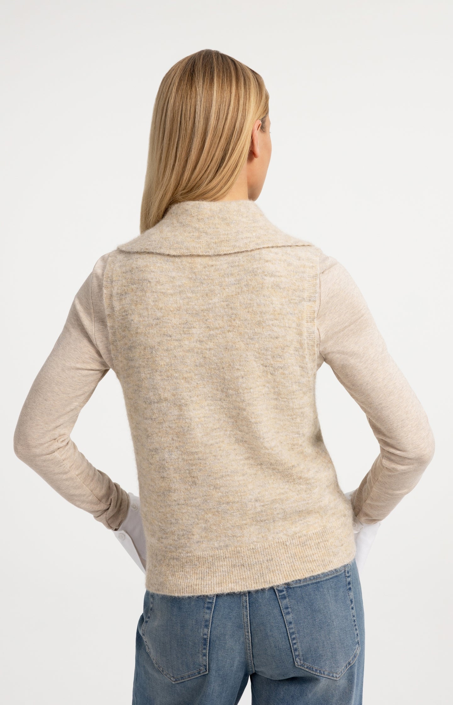Sleeveless knitted top with collar