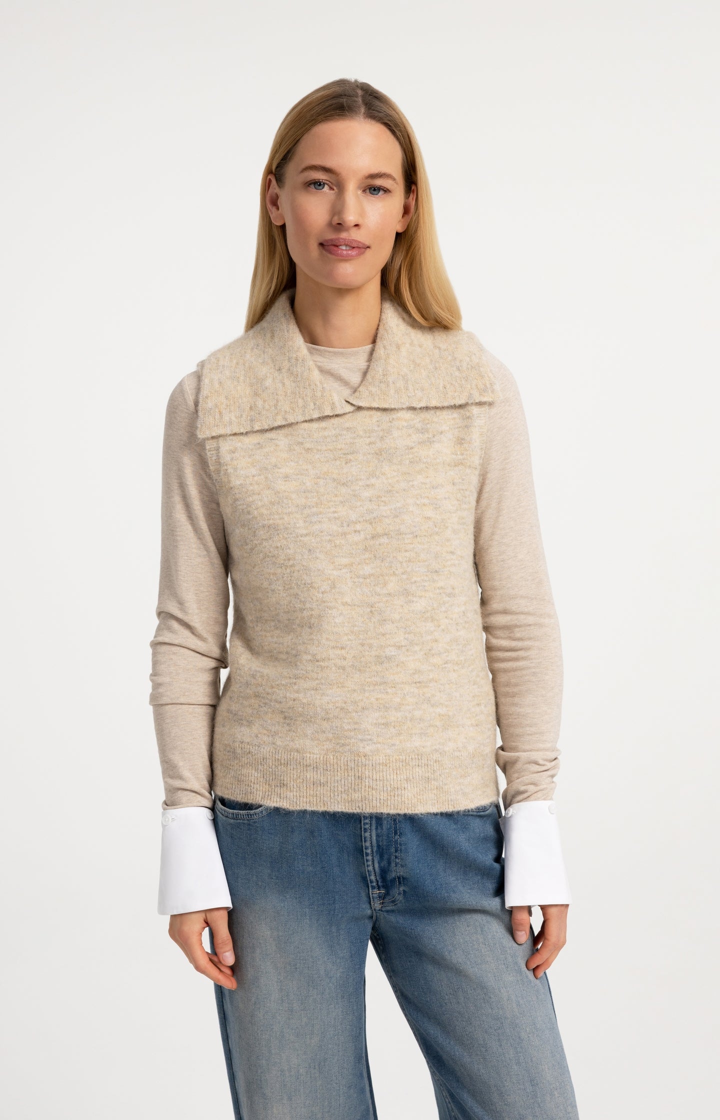 Sleeveless knitted top with collar