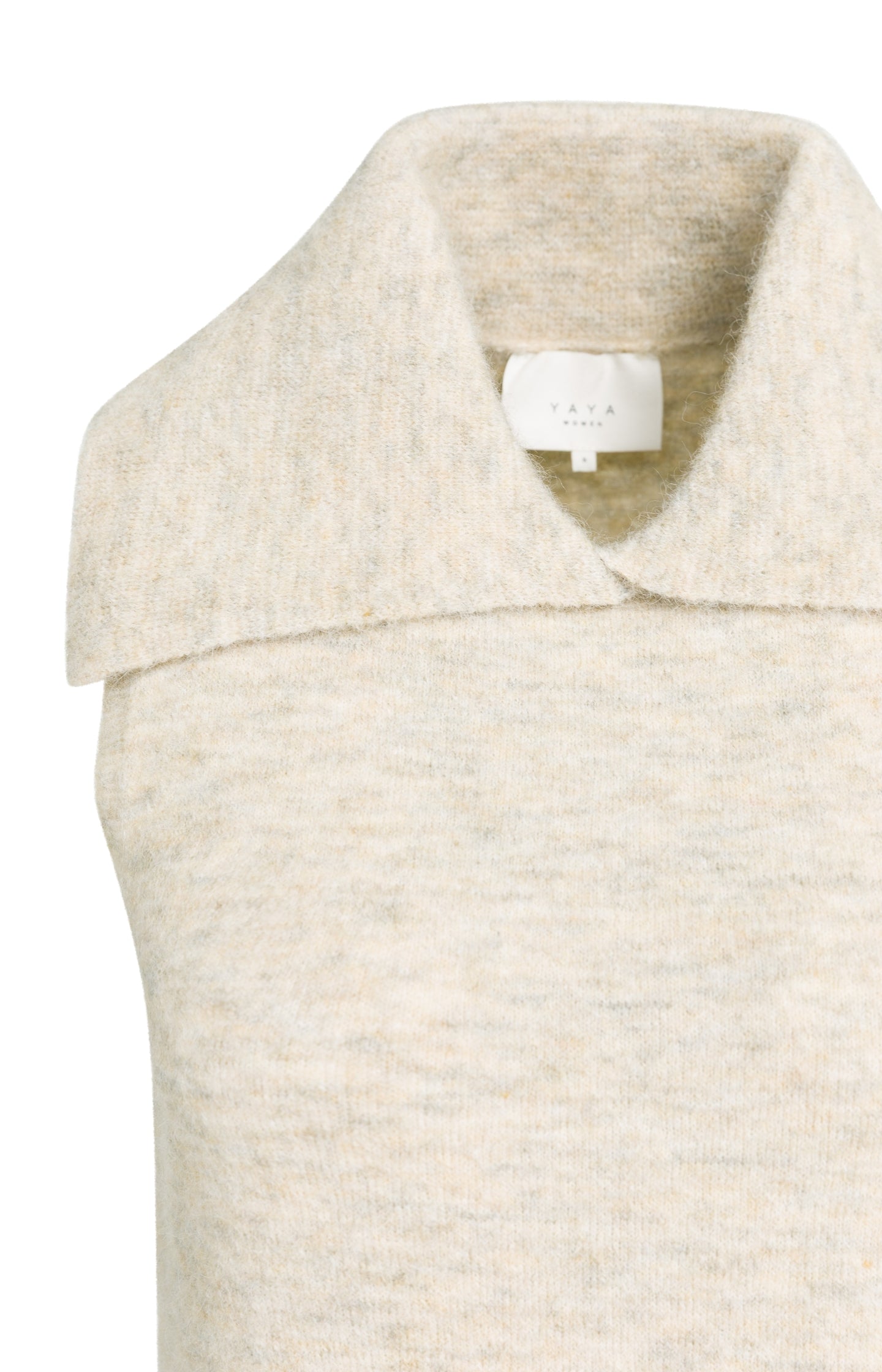 Sleeveless knitted top with collar