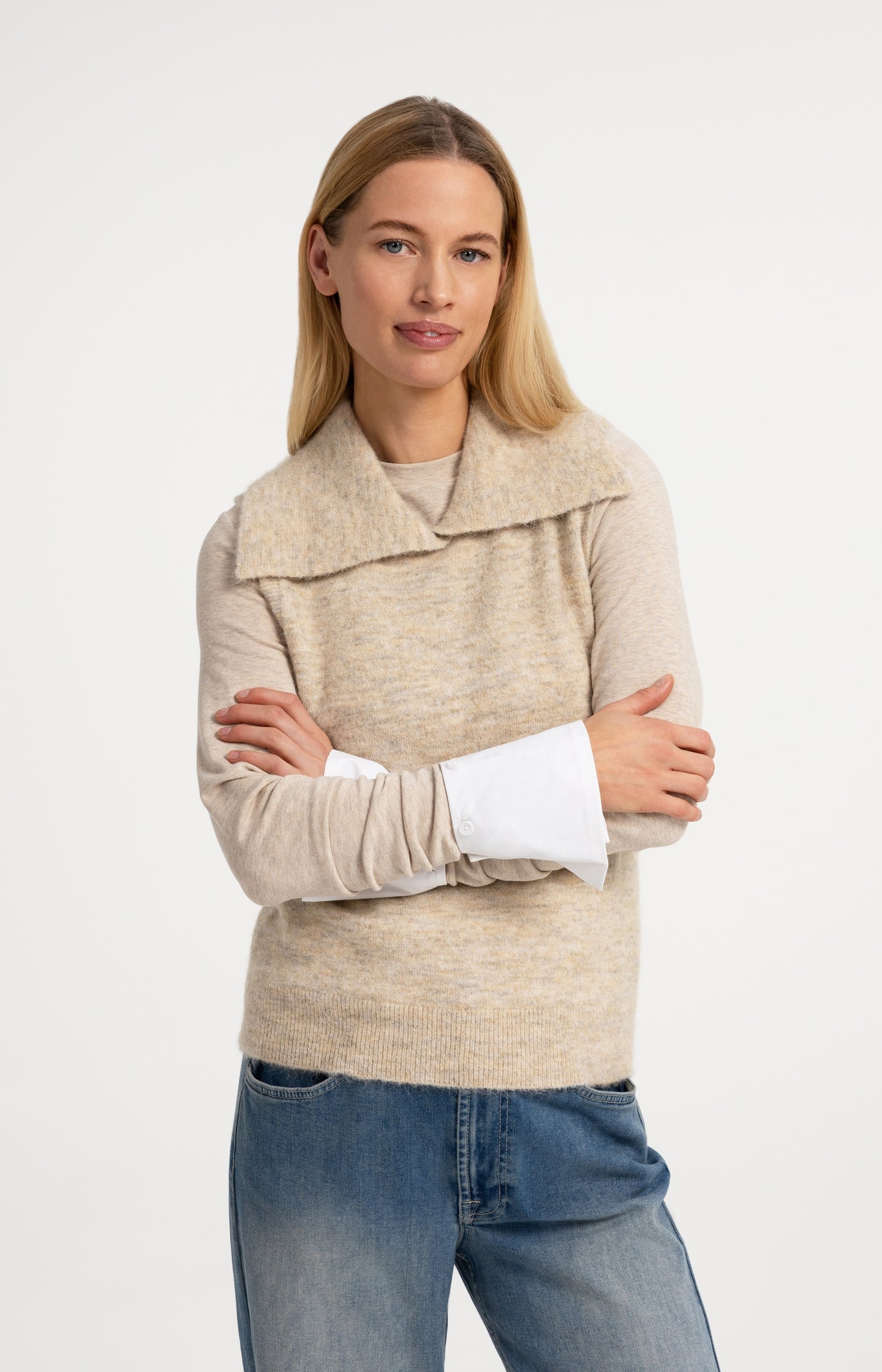 Sleeveless knitted top with collar