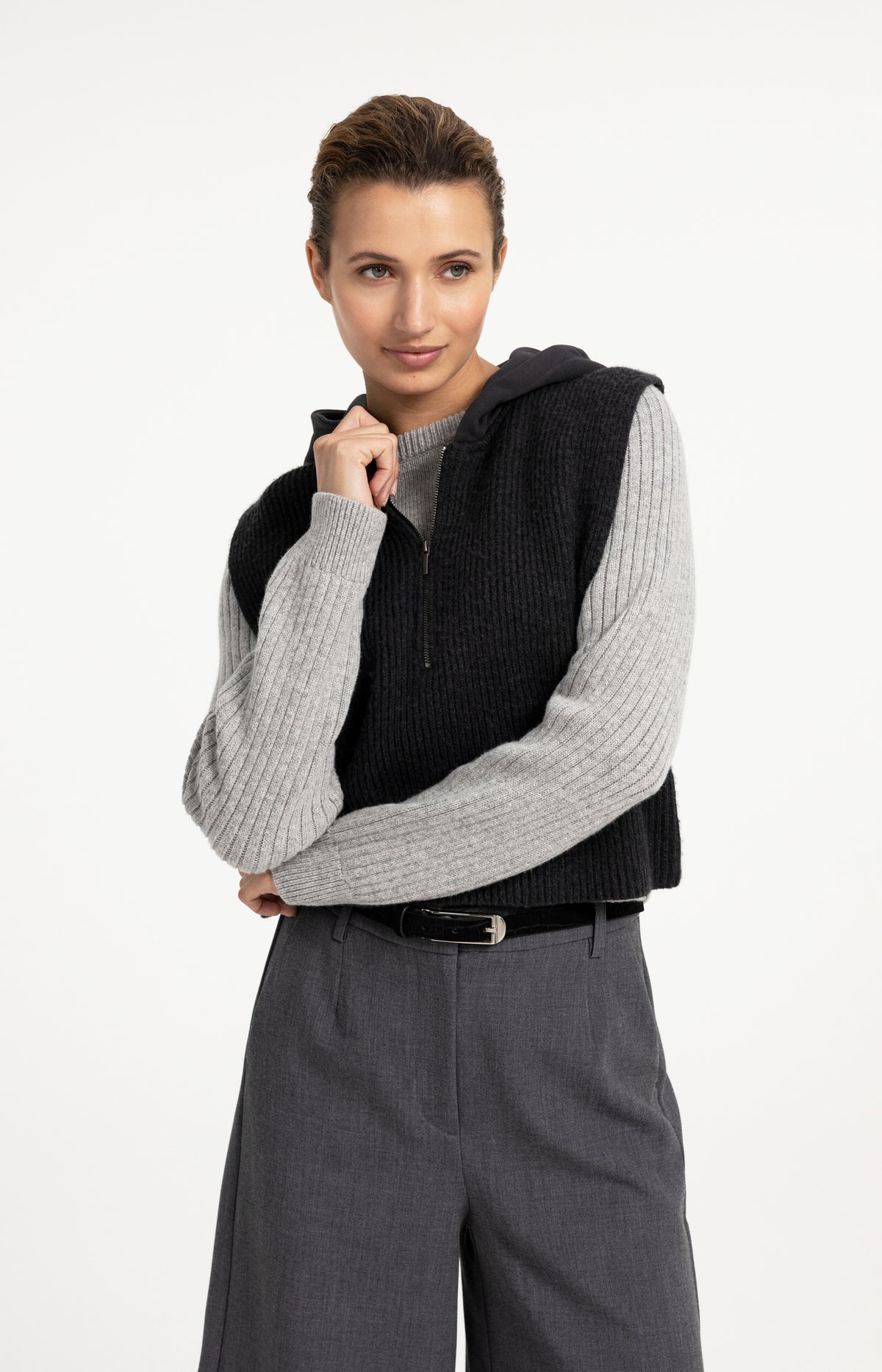 Sleeveless knitted top with jersey hood