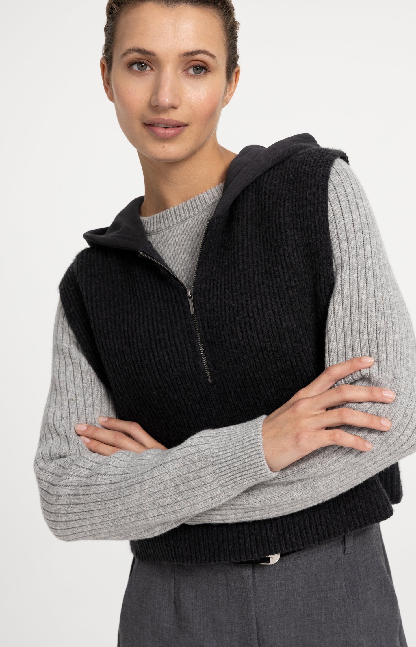 Sleeveless knitted top with jersey hood