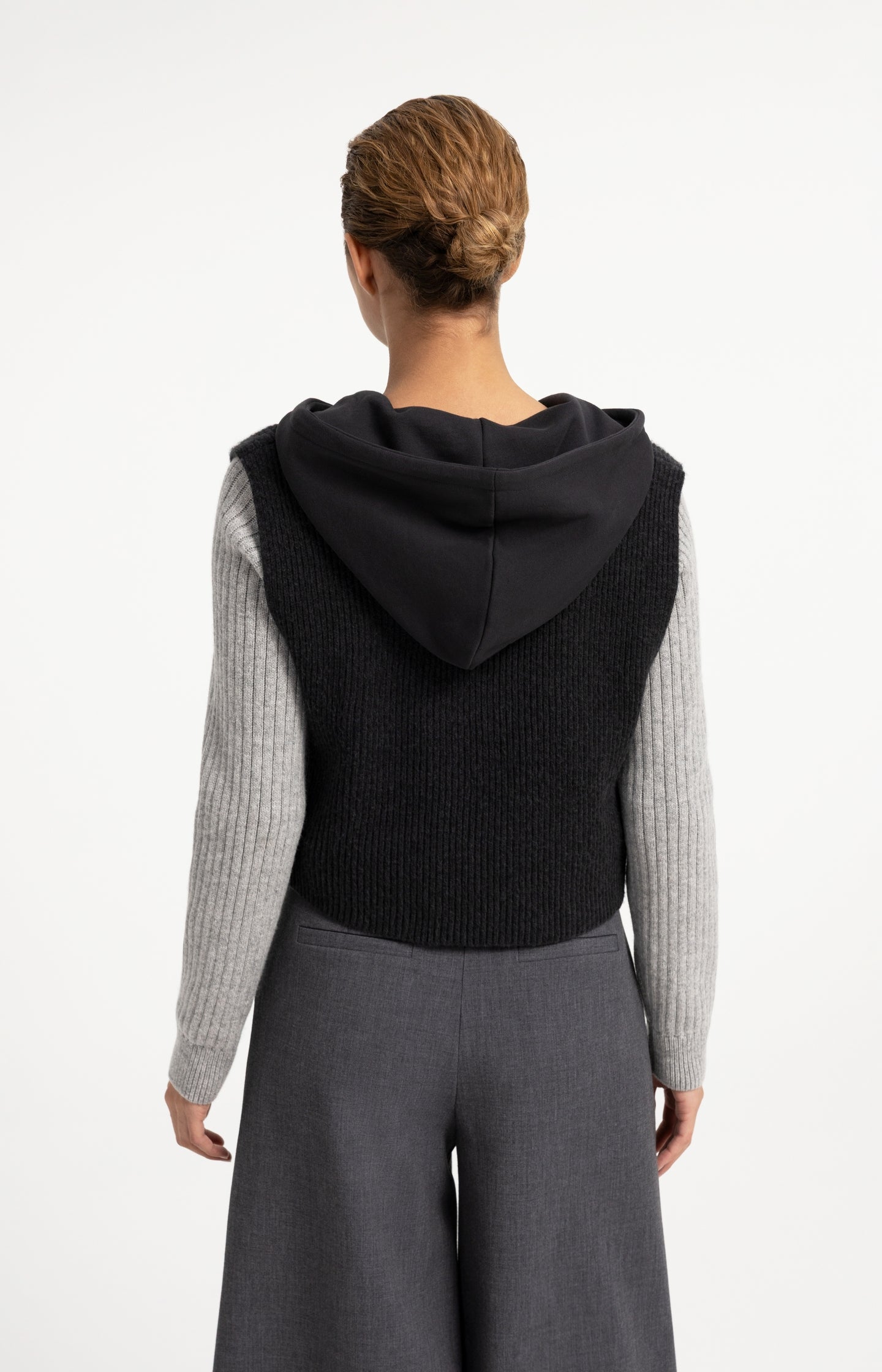 Sleeveless knitted top with jersey hood