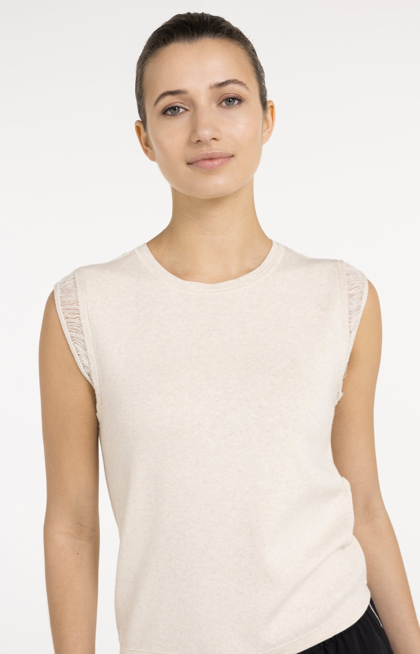Sleeveless knitted top with playful sleeve edge