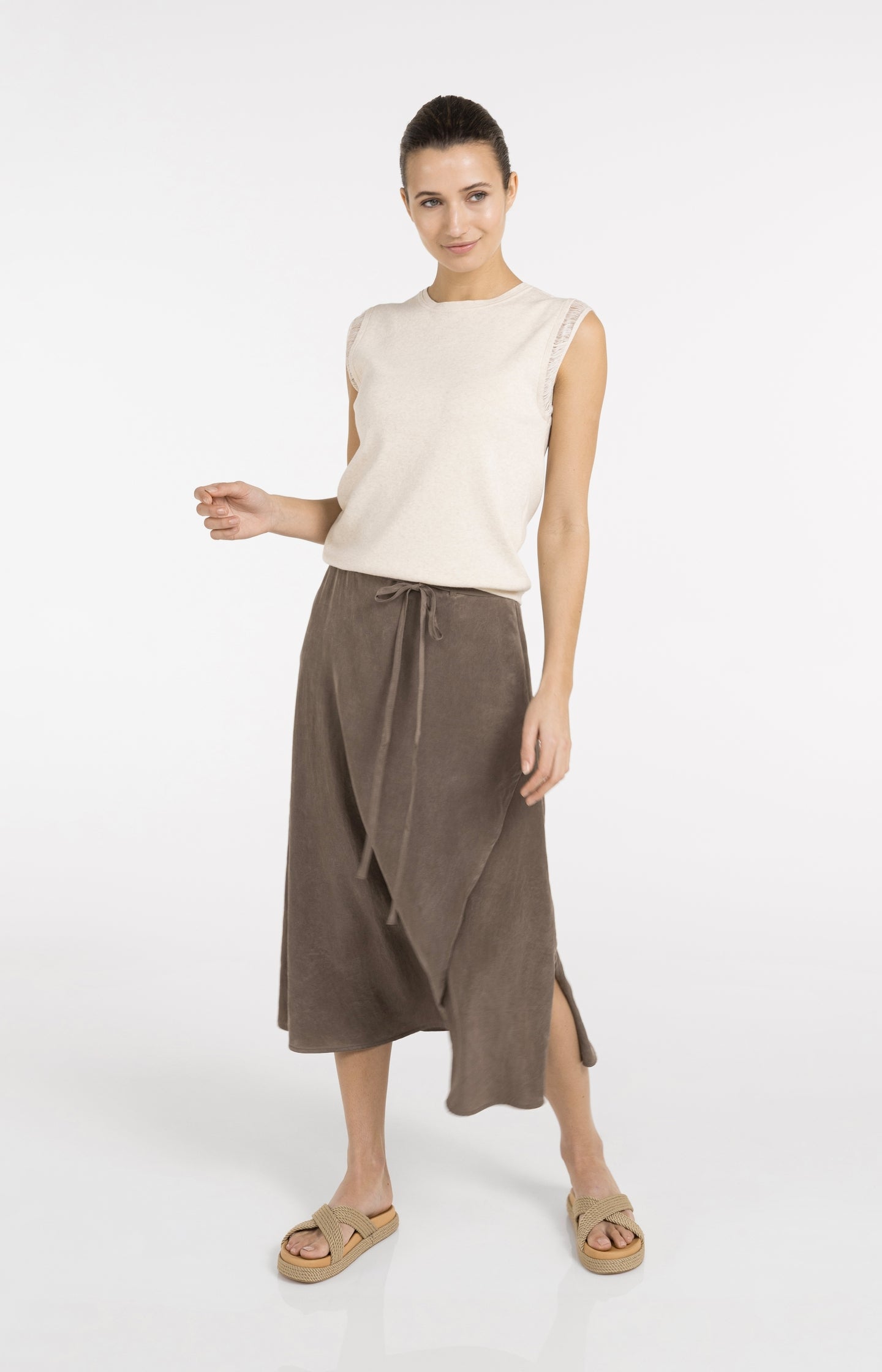 Sleeveless knitted top with playful sleeve edge