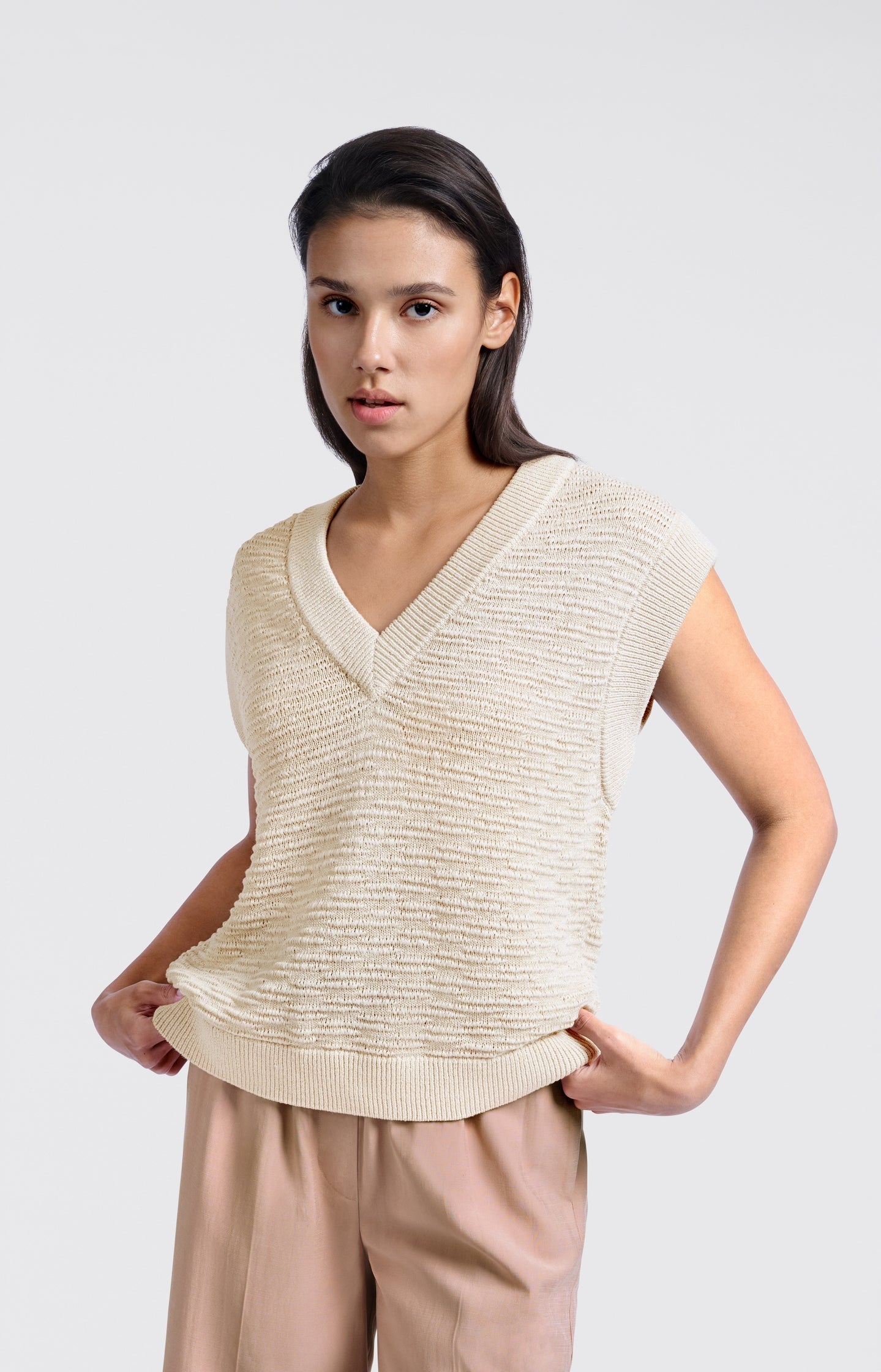 Sleeveless knitted top with texture and V-neck