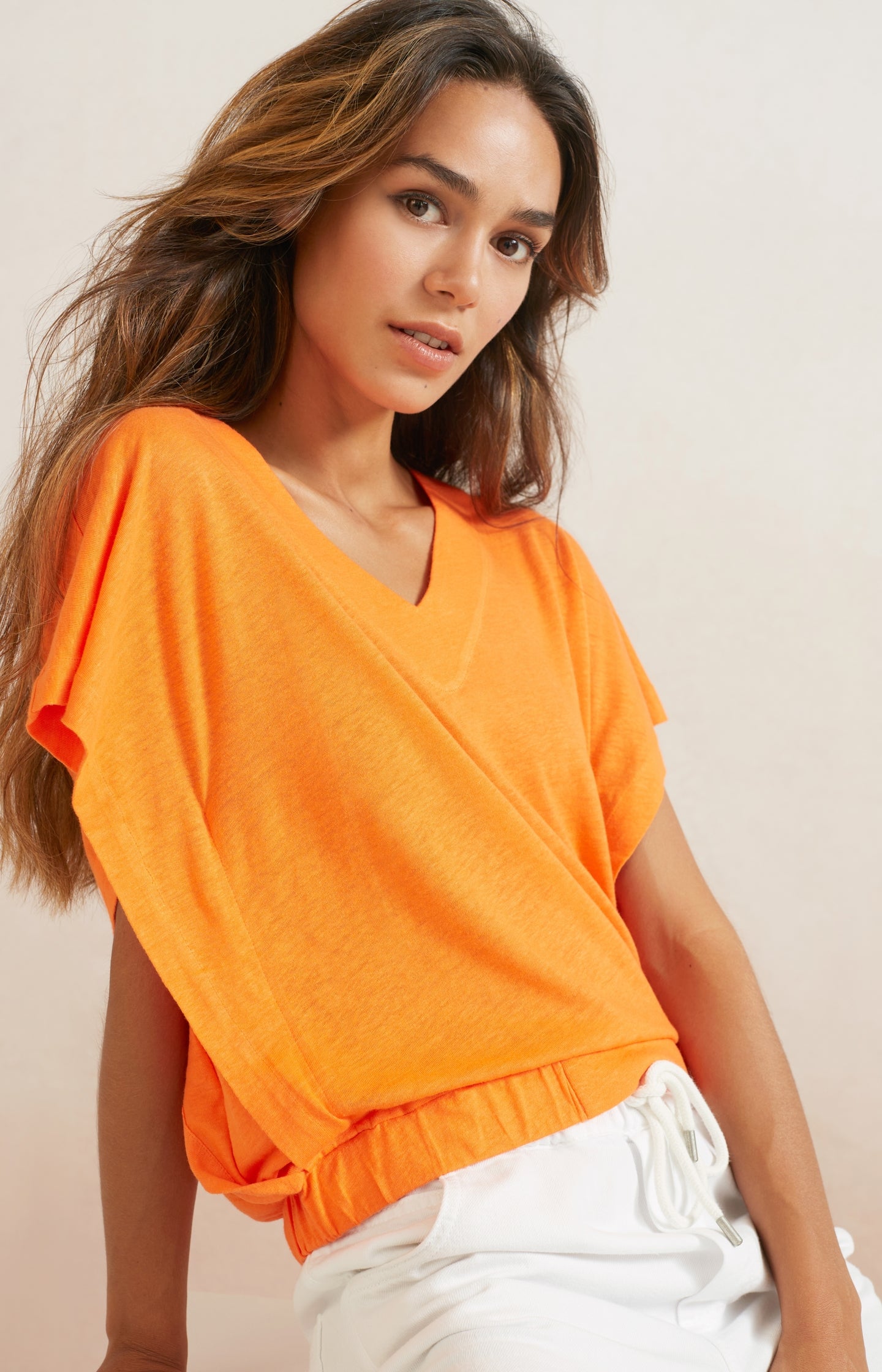 Sleeveless linen top with V-neck and elastic waistband - Type: lookbook